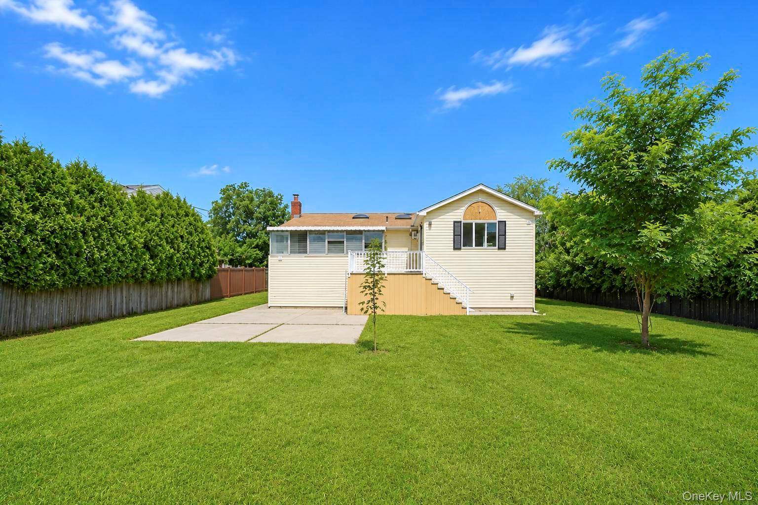 18 Dexter LN, Kings Park, NY 11754