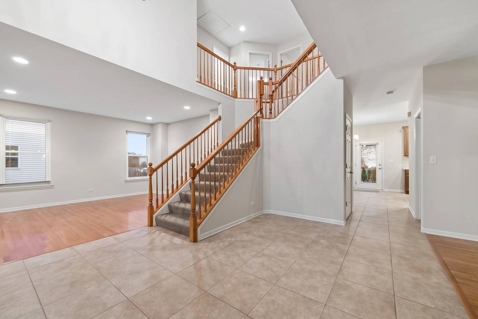 207 Willington WAY, Oswego, IL 60543