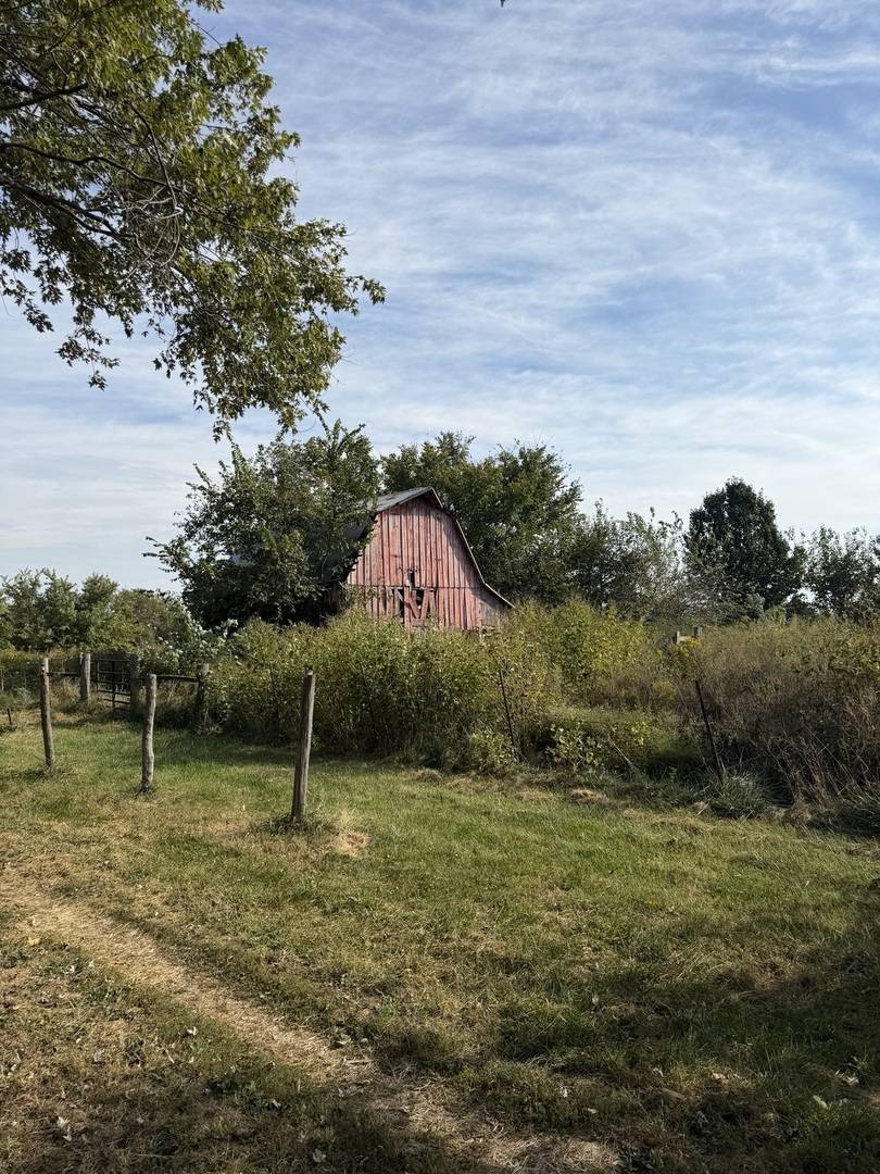 8141 E Tamaroa RD, Tamaroa, IL 62888