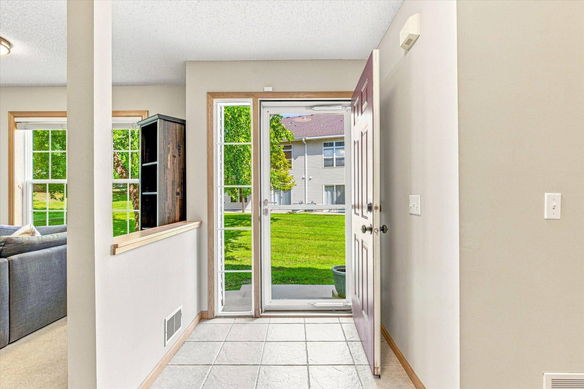 2442 Autumn Ridge CT, Chanhassen, MN 55317