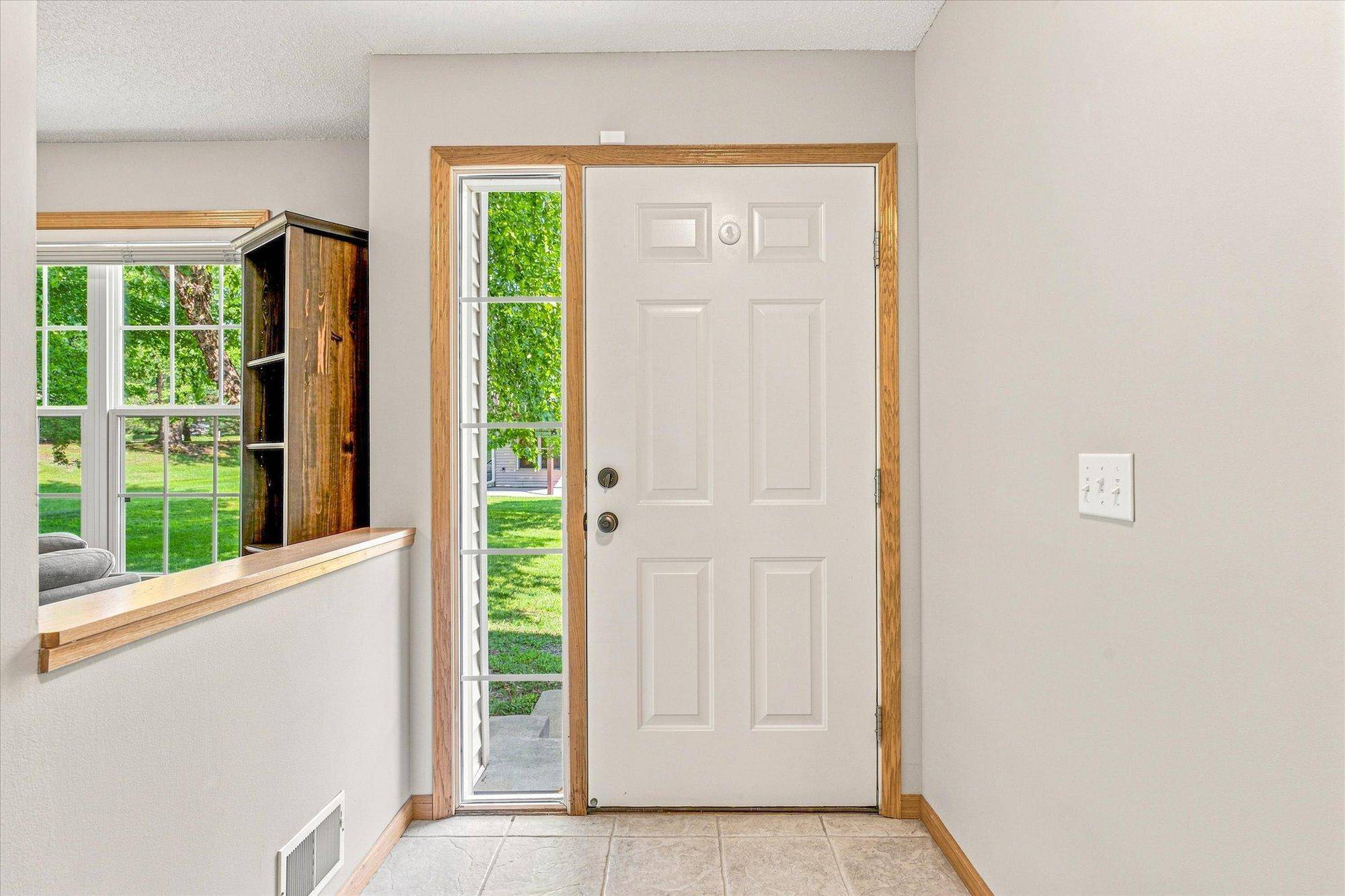 2442 Autumn Ridge CT, Chanhassen, MN 55317