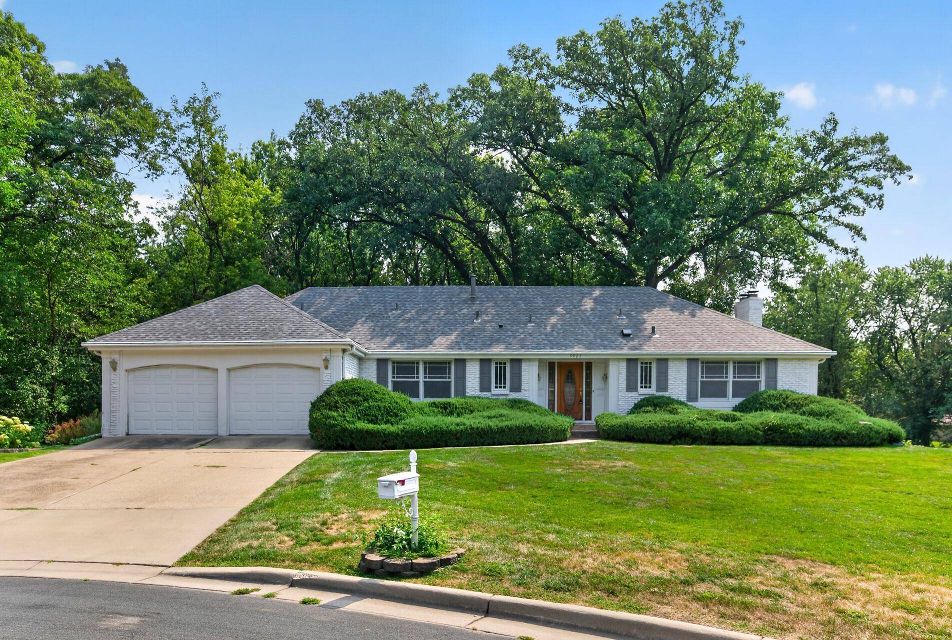 9923 Brookside CIR, Bloomington, MN 55431