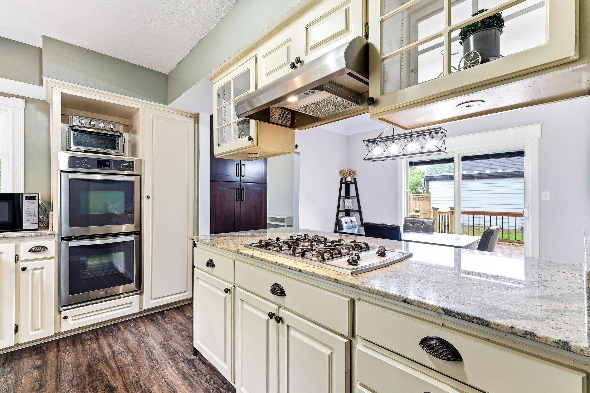 817 Kenwood LN, Maplewood, MN 55117