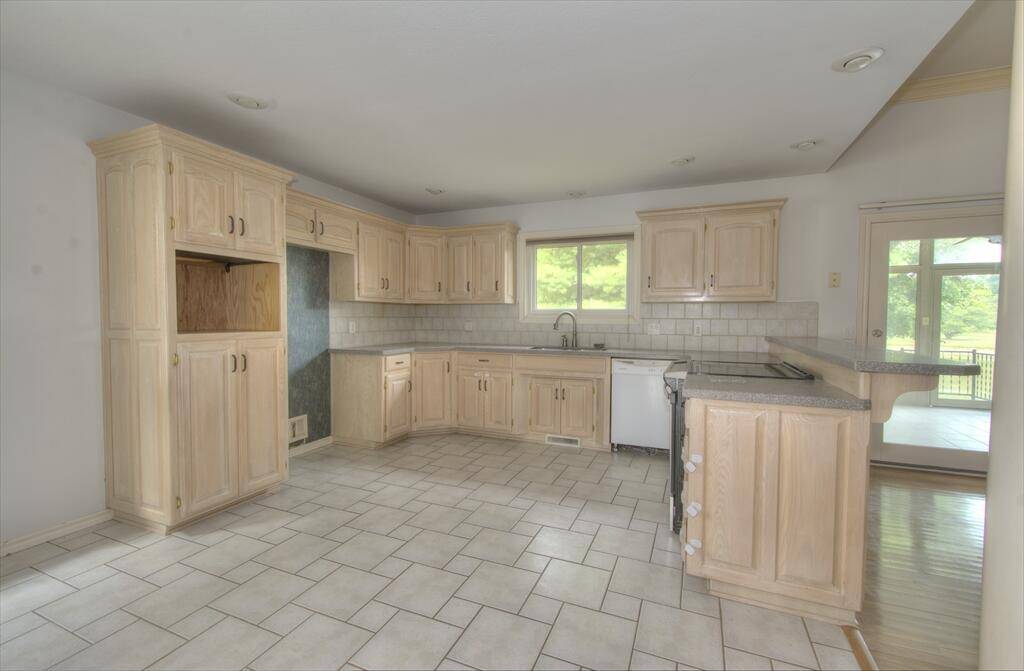 2525 N Meadowlake DR, Springfield, MO 65802