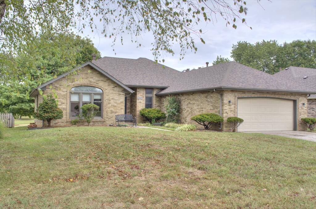 2525 N Meadowlake DR, Springfield, MO 65802