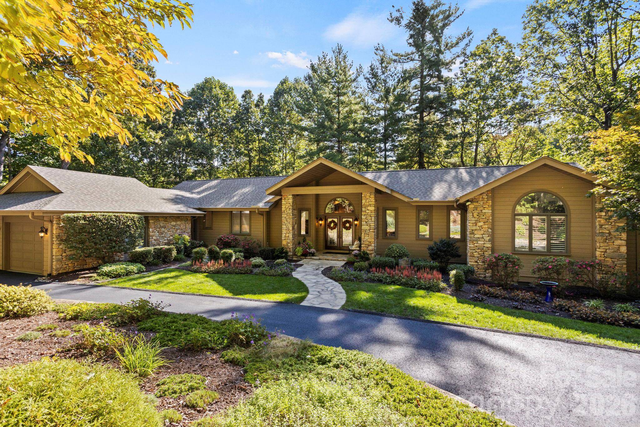 308 Kenmure DR, Flat Rock, NC 28731