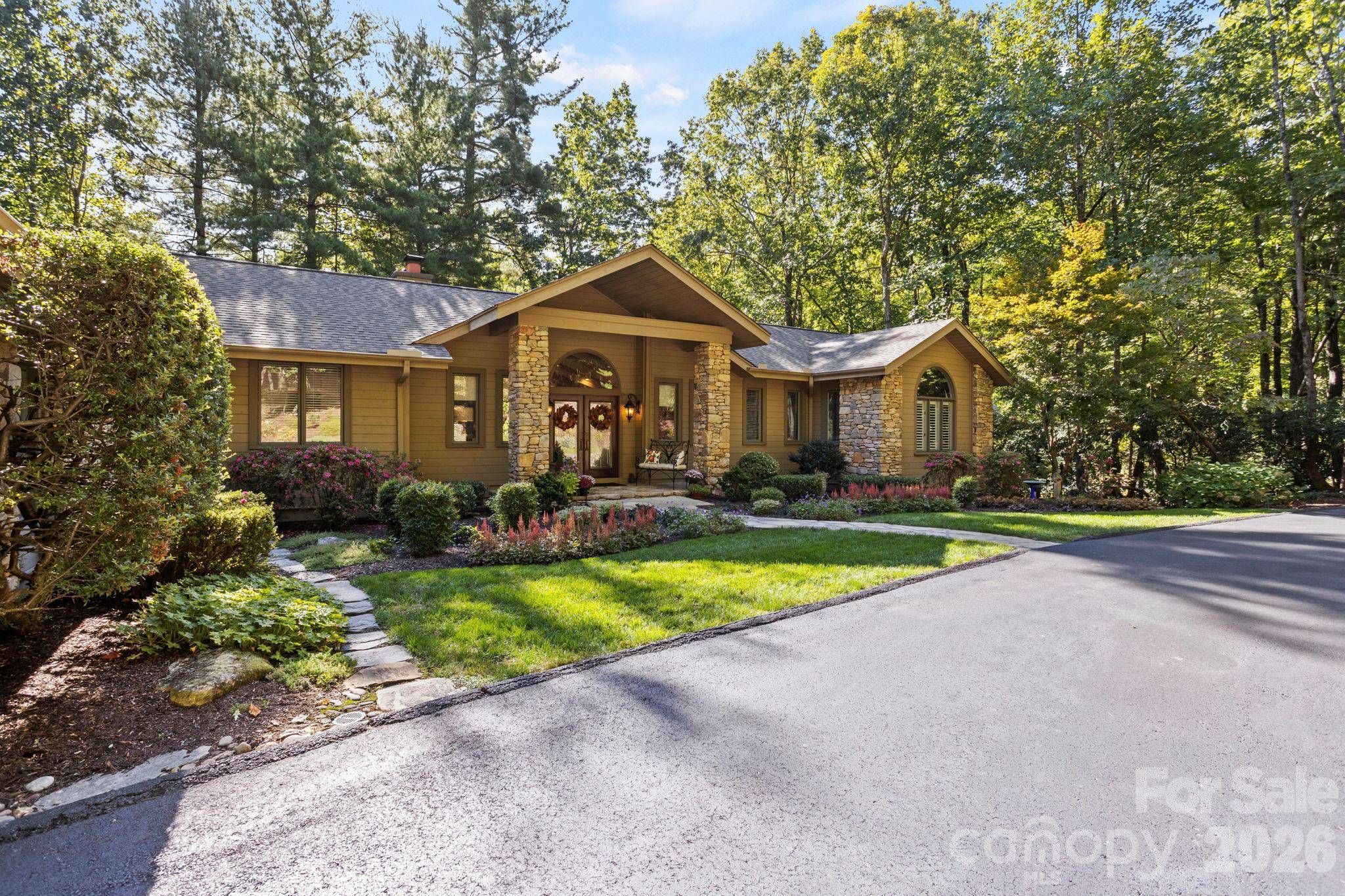308 Kenmure DR, Flat Rock, NC 28731