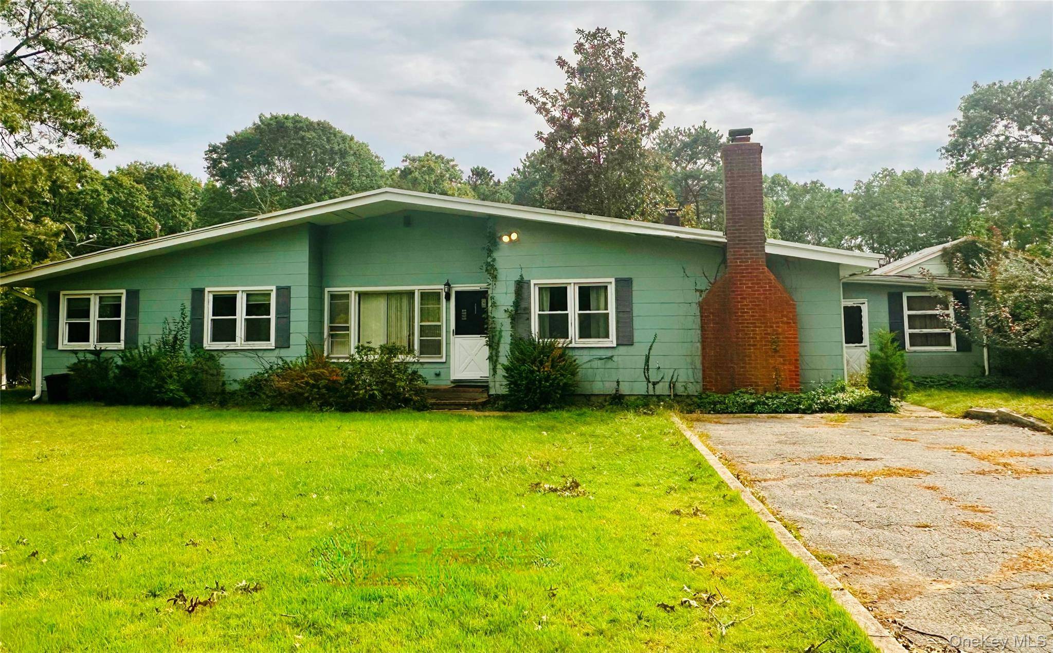 51 Bellows TER, Hampton Bays, NY 11946