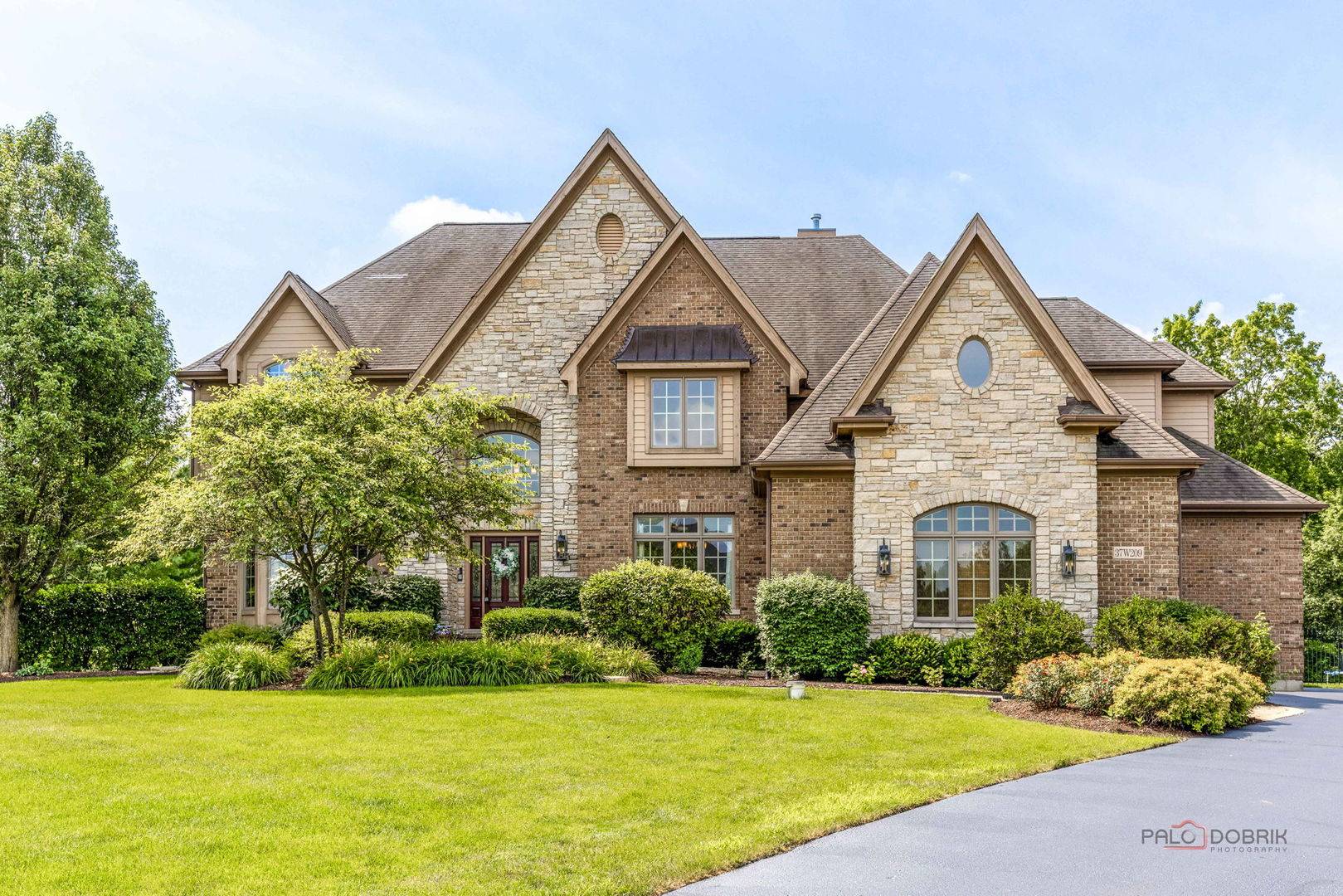 37W209 Deer Pond CT, St. Charles, IL 60175