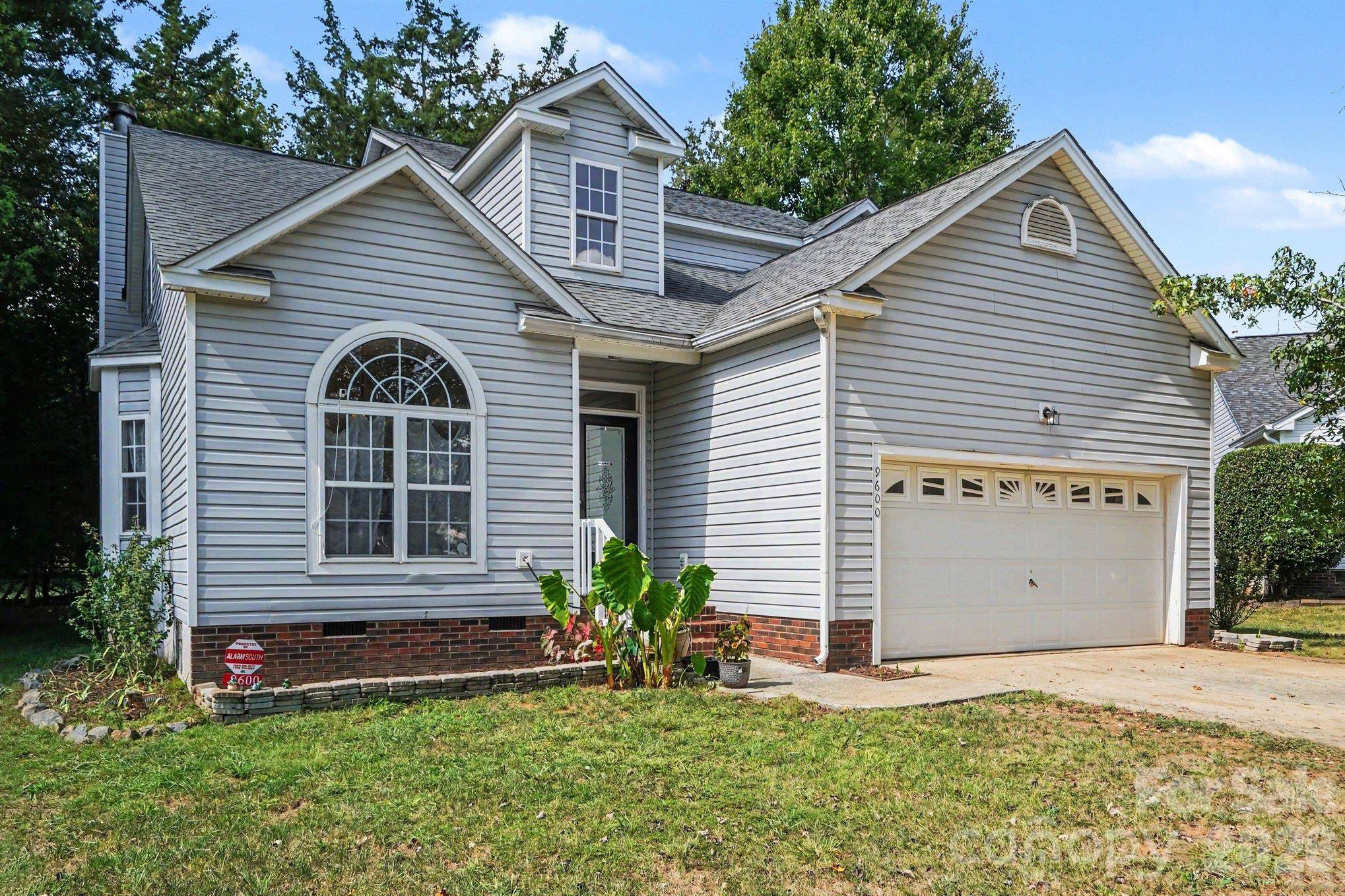 9600 Veronica DR, Charlotte, NC 28215
