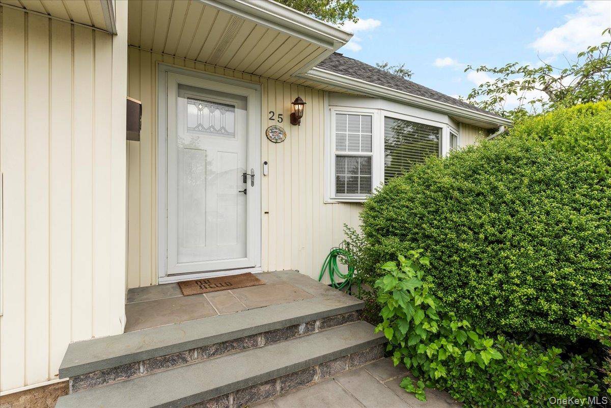 25 Marilyn BLVD, Plainview, NY 11803