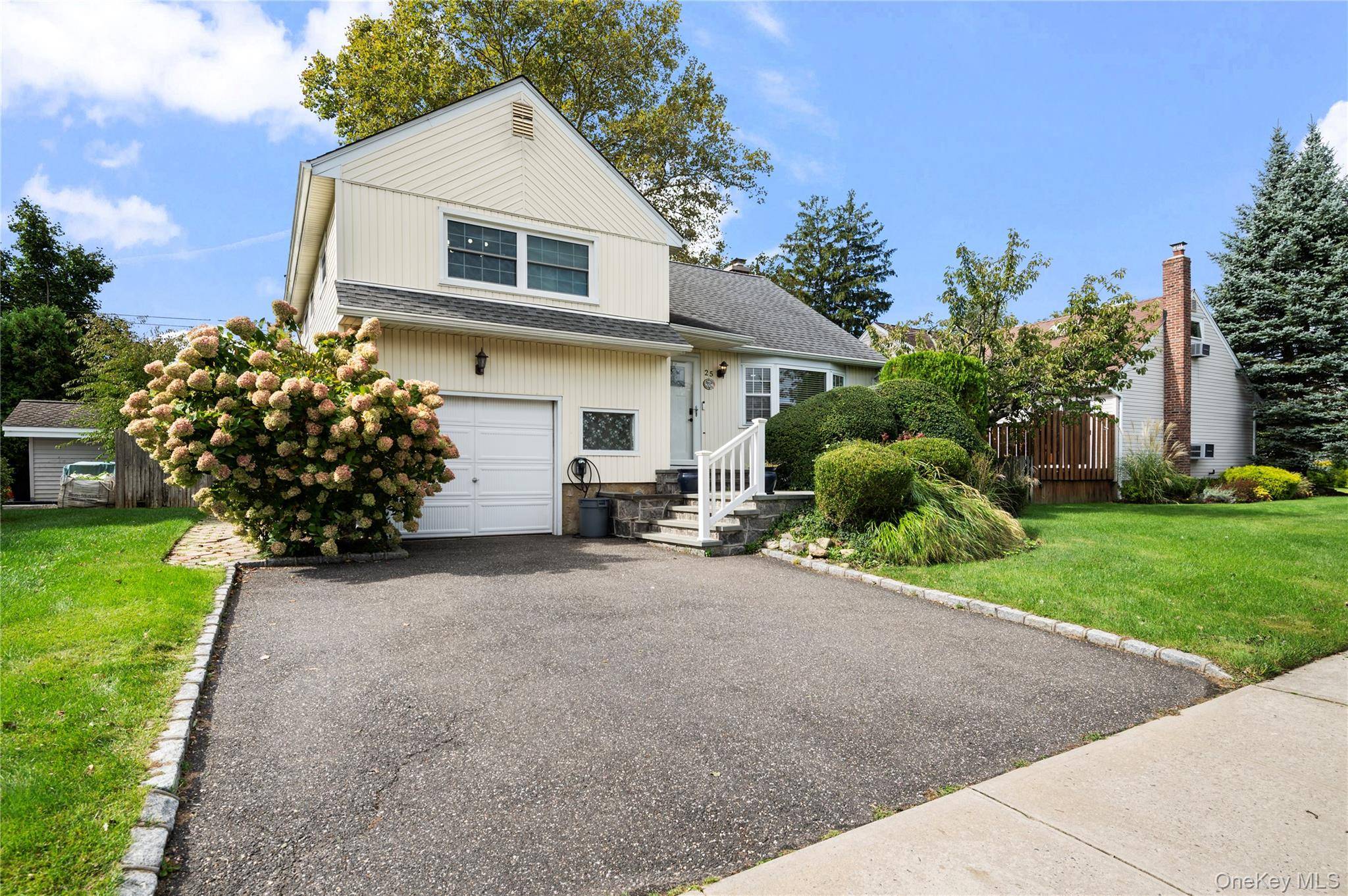 25 Marilyn BLVD, Plainview, NY 11803