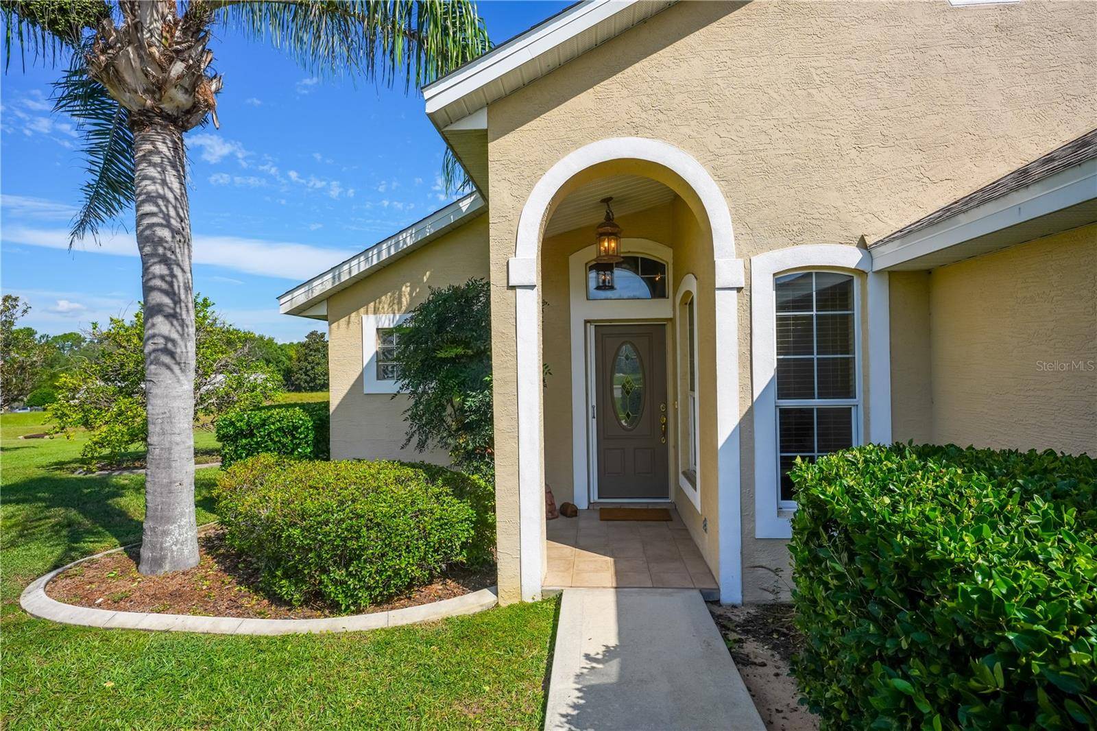 90 GOLFVIEW CIR, Umatilla, FL 32784