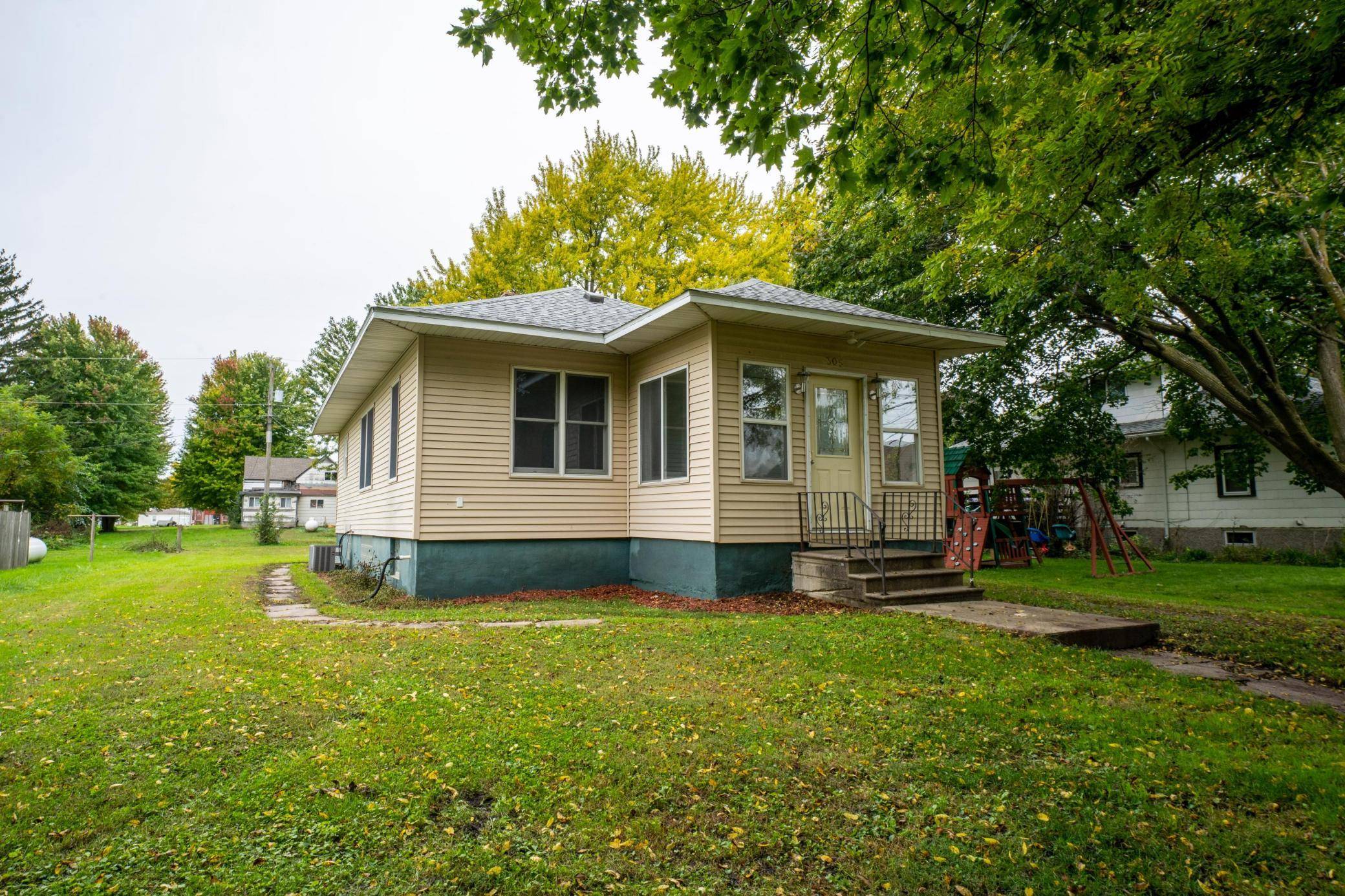 305 N Secor ST, Bricelyn, MN 56014