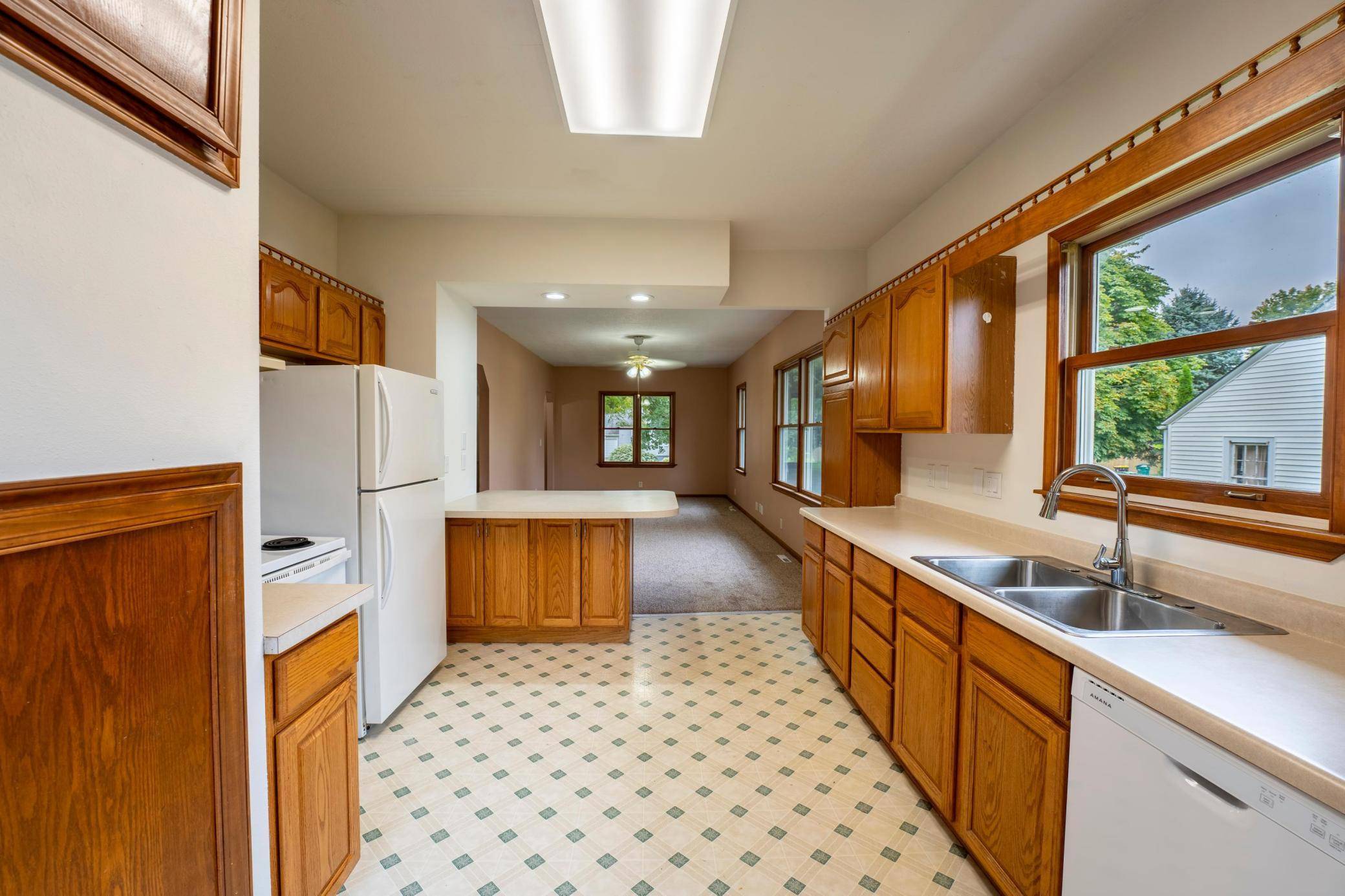 305 N Secor ST, Bricelyn, MN 56014