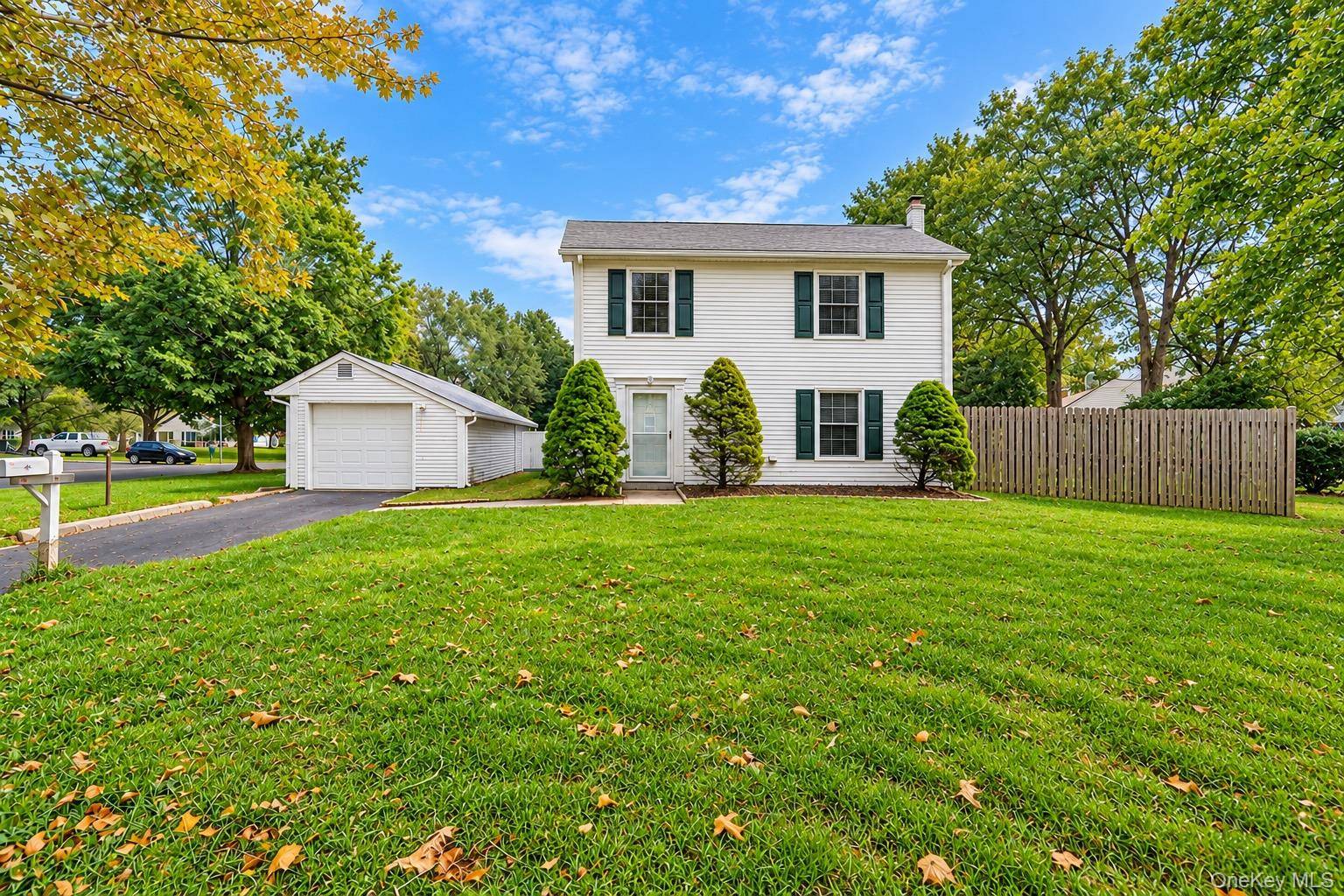 14 Petersburg CT, Coram, NY 11727