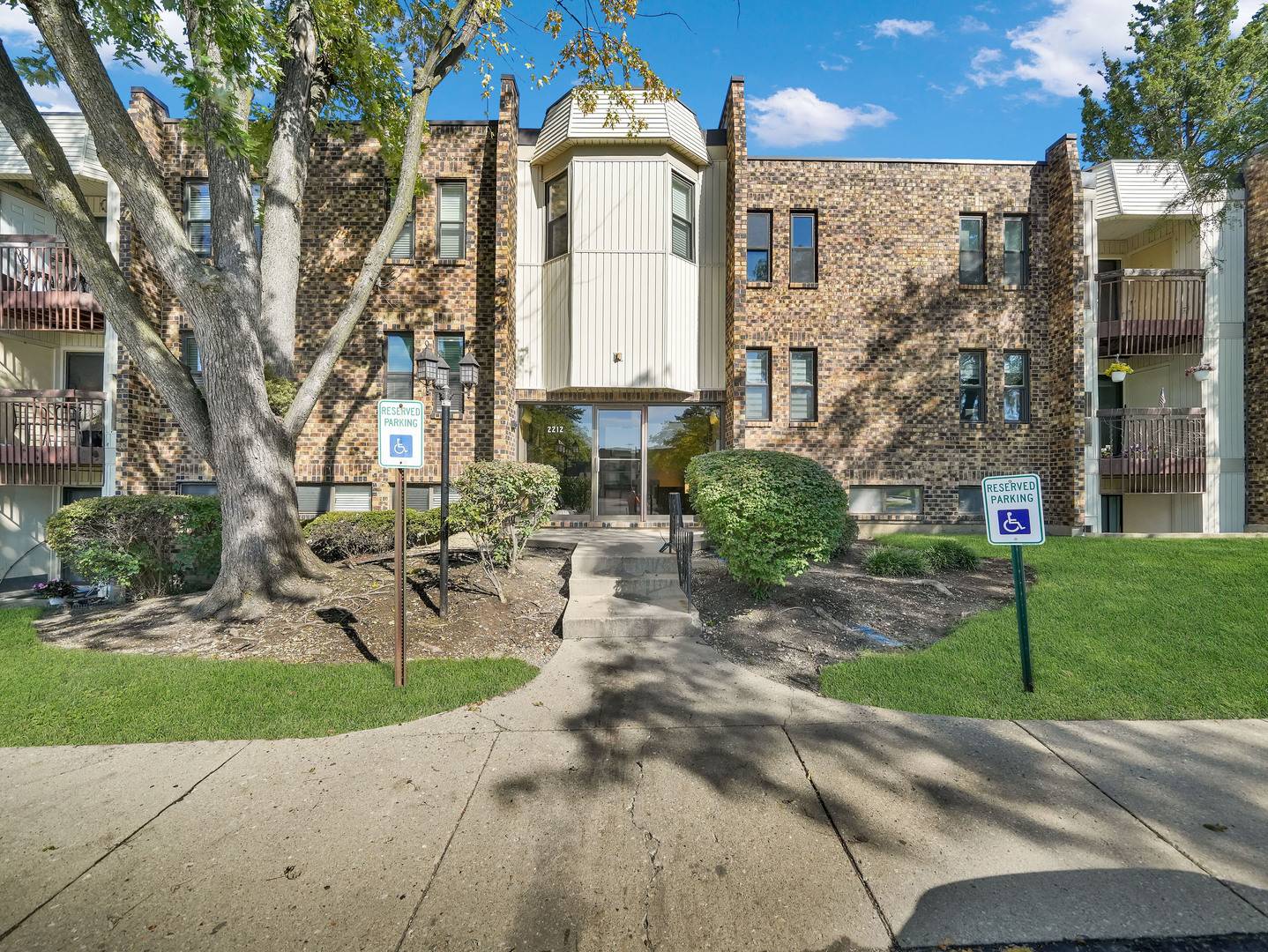 2212 Country Club DR #22C, Woodridge, IL 60517