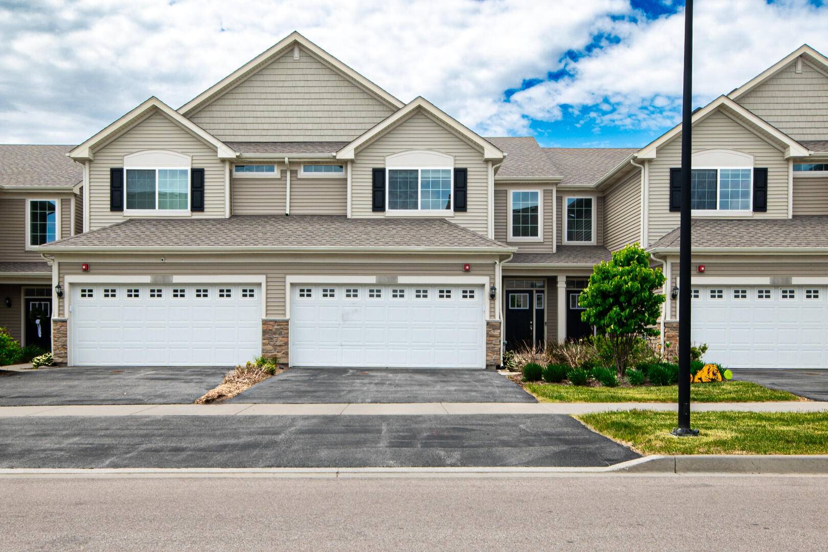 2049 S Stuttle Rd RD, Batavia, IL 60510