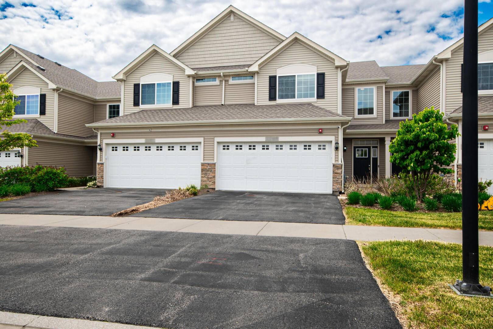 2049 S Stuttle Rd RD, Batavia, IL 60510
