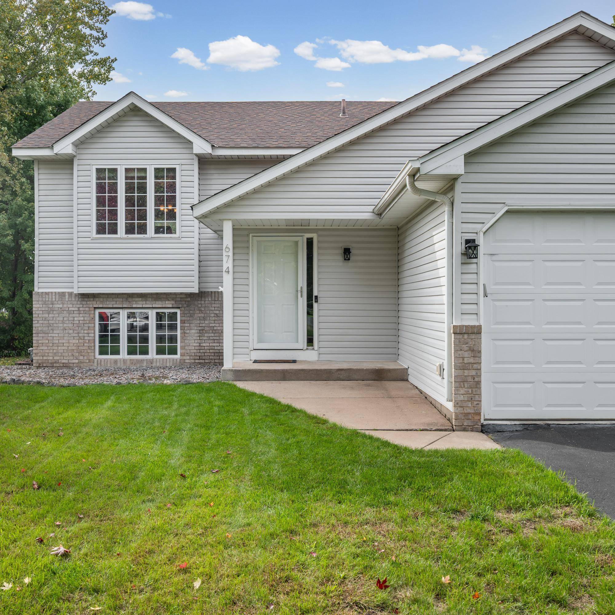 674 Lois LN, Lino Lakes, MN 55014