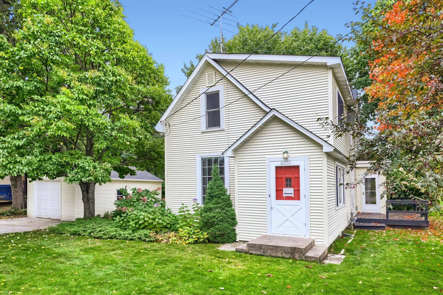 6051 Upper 46th ST N, Oakdale, MN 55128
