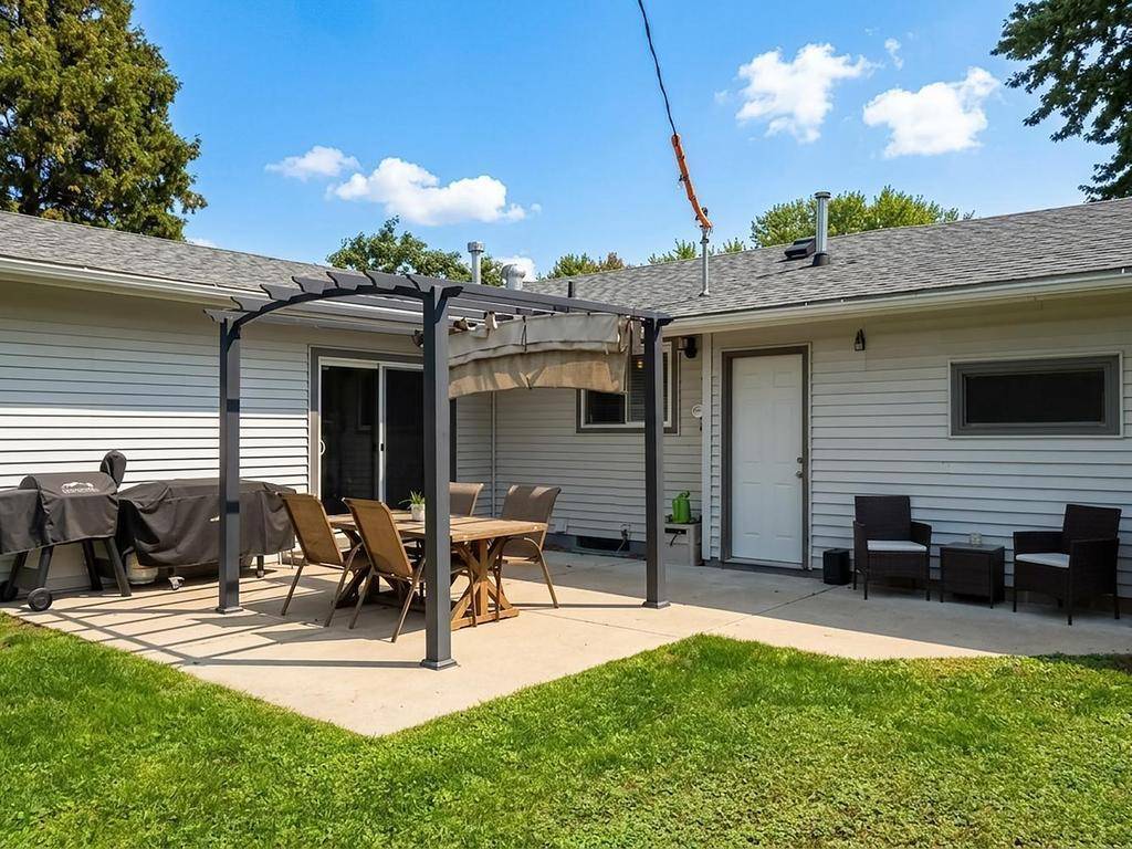 4247 Sandstone DR, Eagan, MN 55122