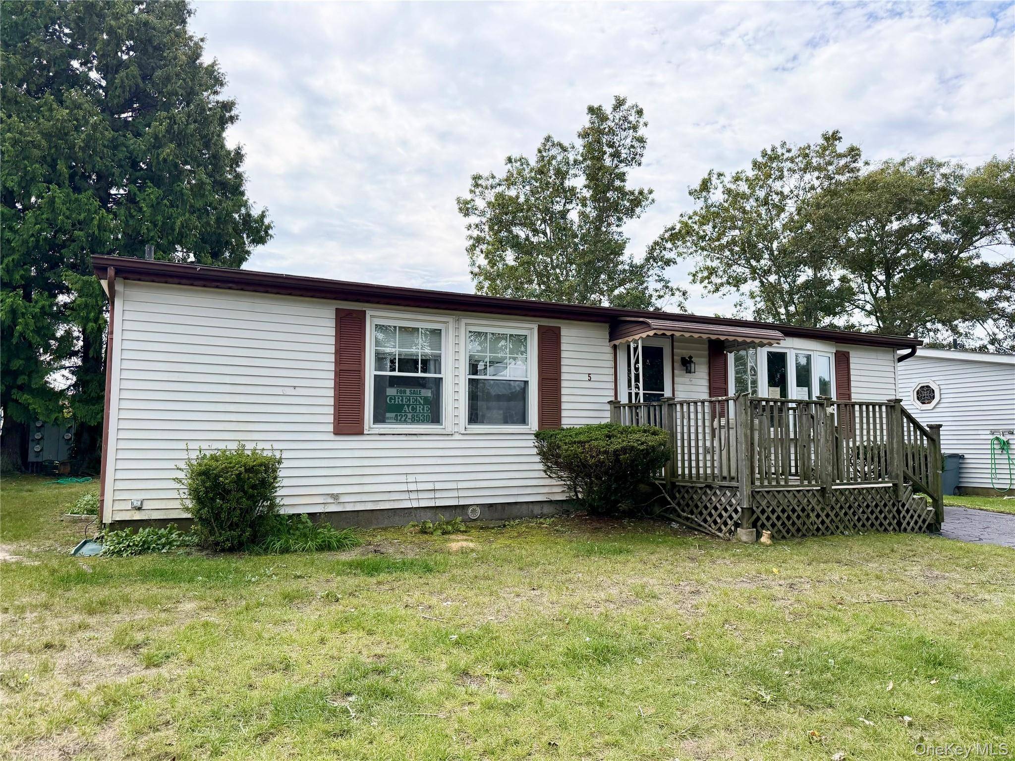 5 Holly DR, Manorville, NY 11949
