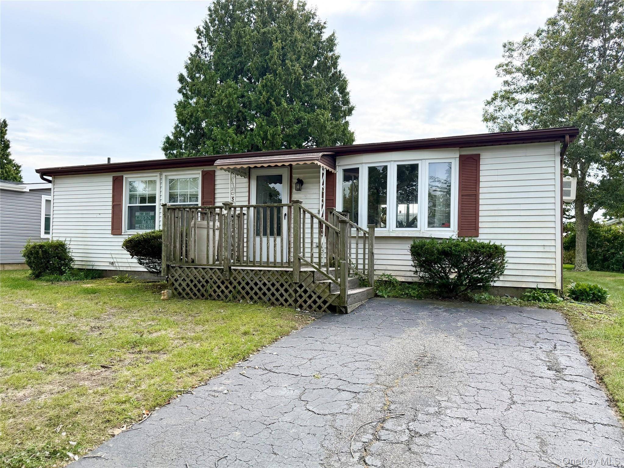 5 Holly DR, Manorville, NY 11949