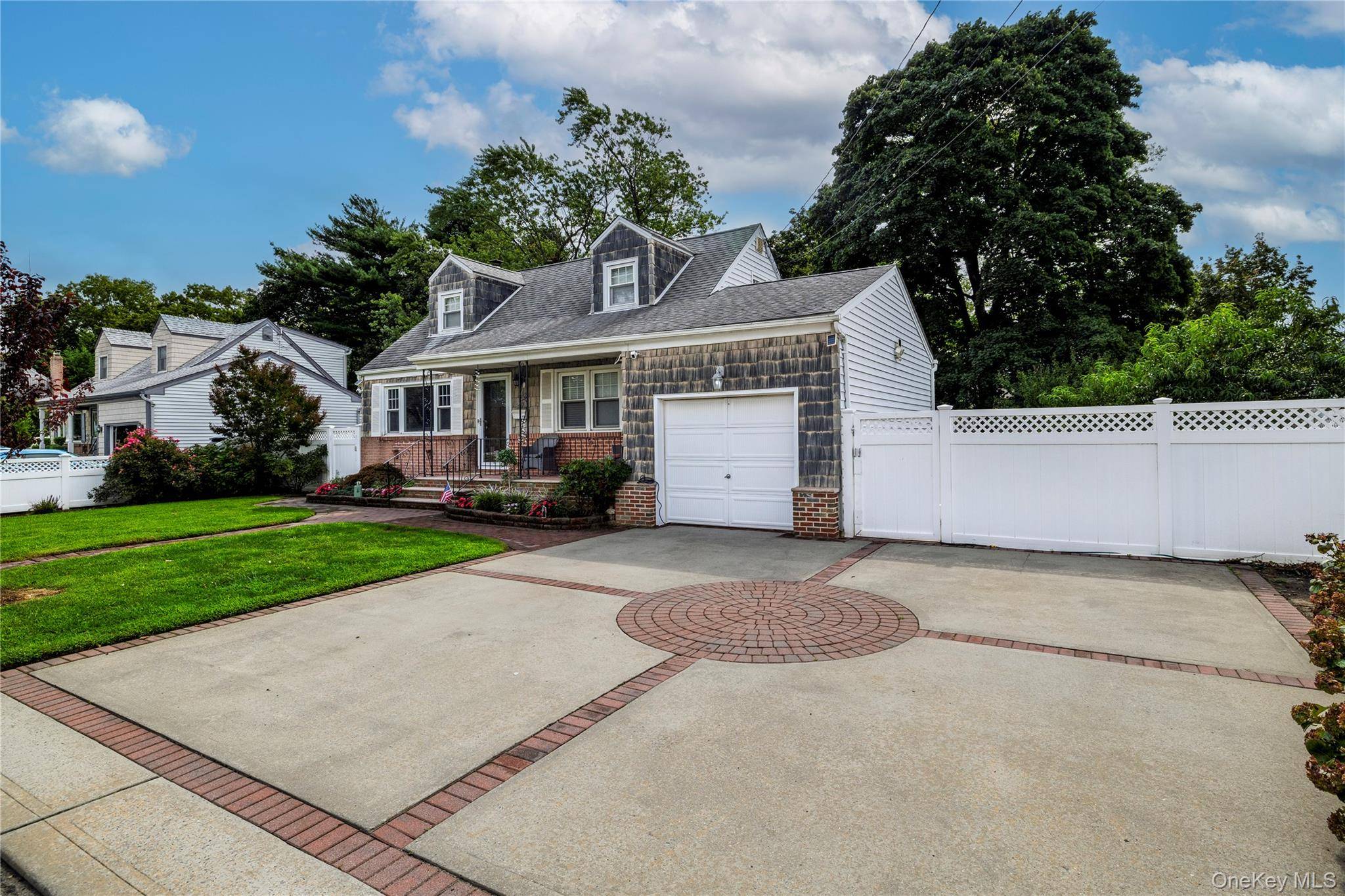 296 Heathcote RD, Lindenhurst, NY 11757