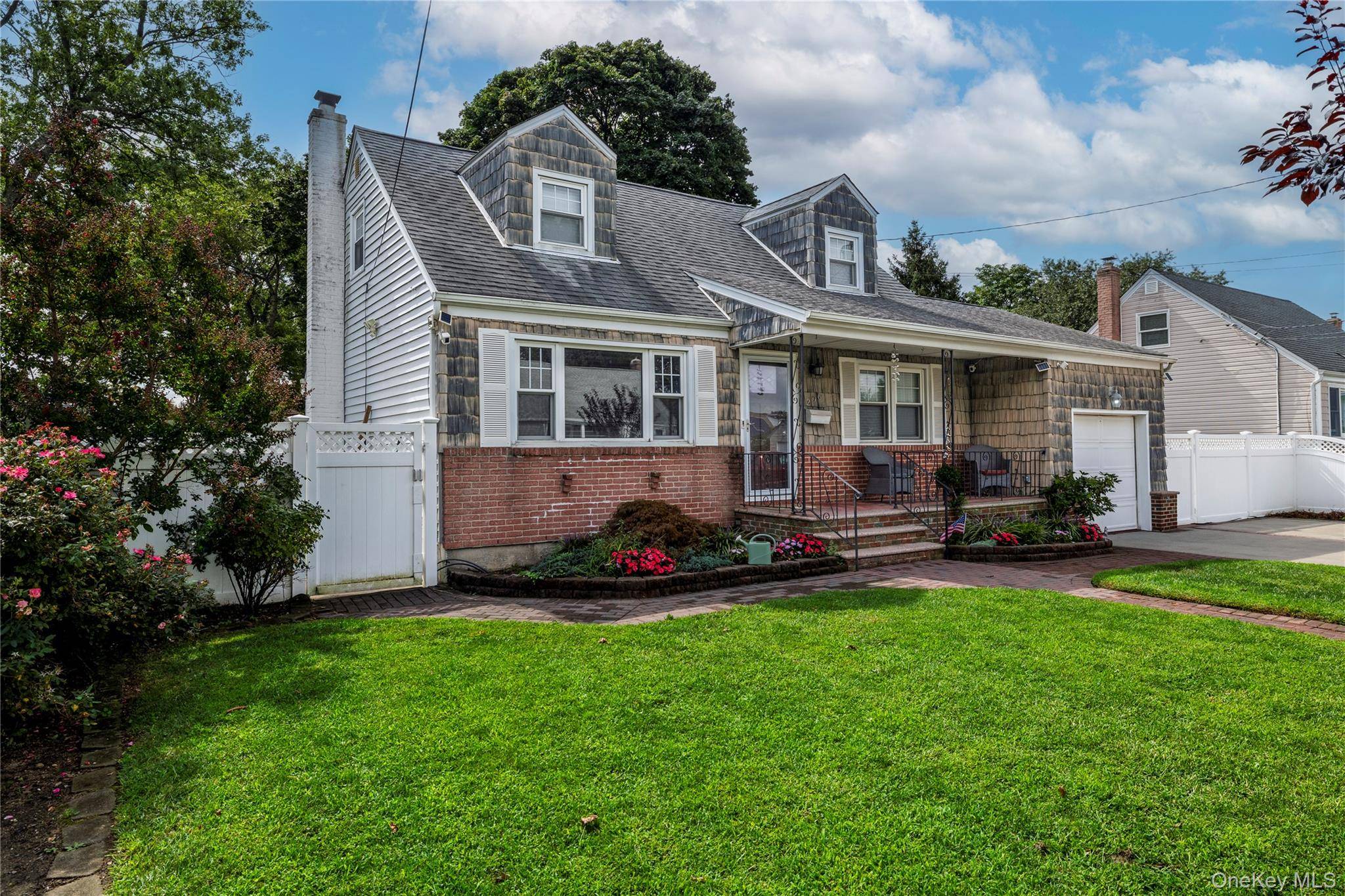 296 Heathcote RD, Lindenhurst, NY 11757