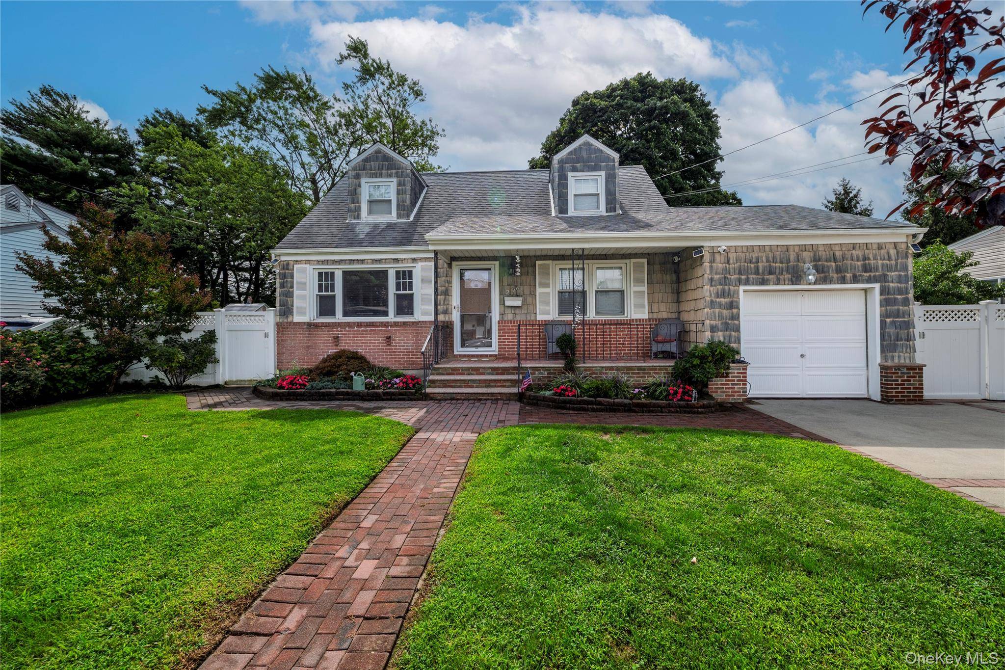 296 Heathcote RD, Lindenhurst, NY 11757