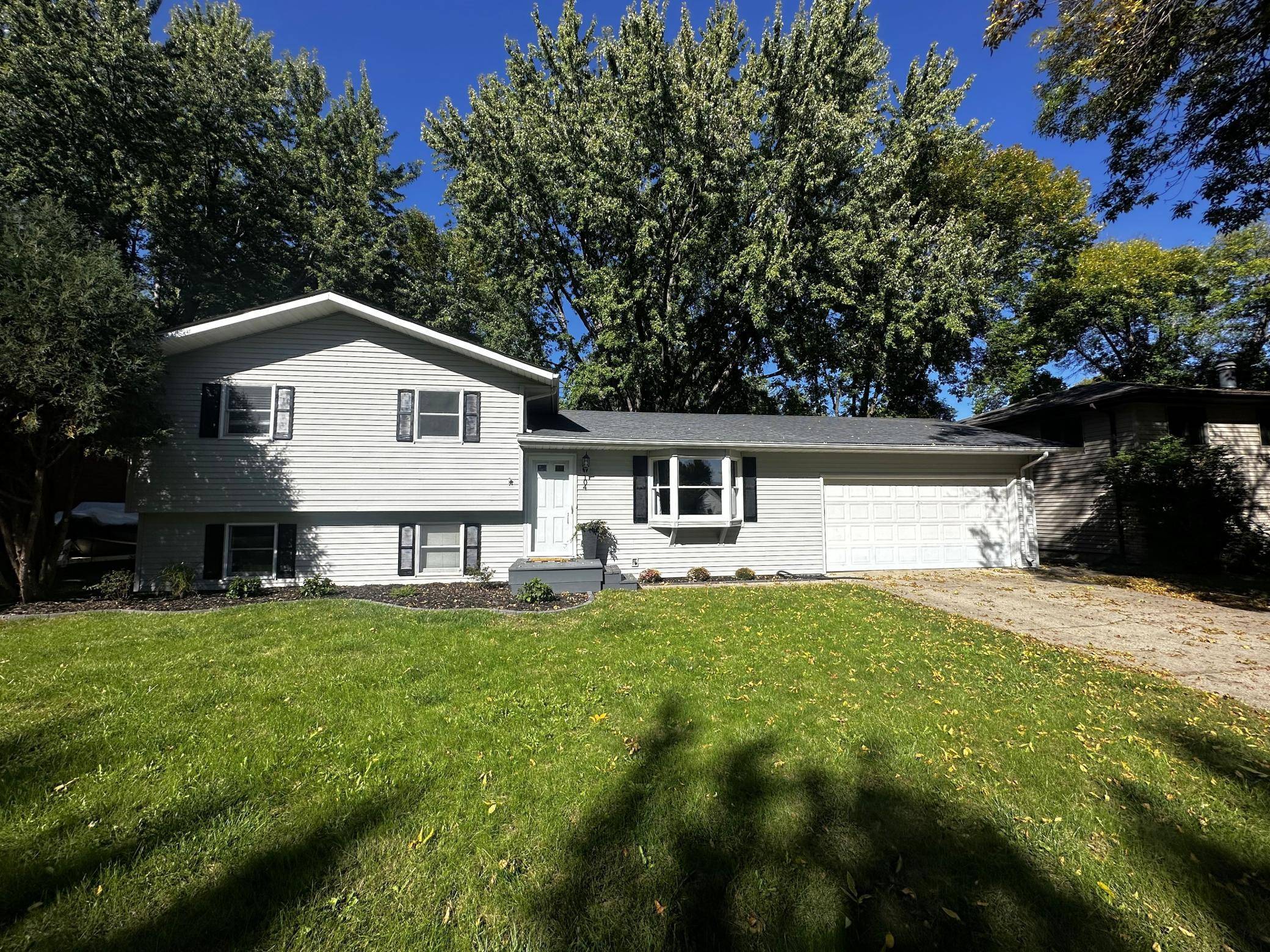 104 W Thomas AVE, Marshall, MN 56258