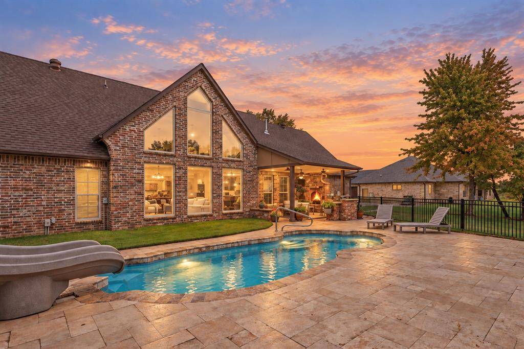 216 N Oaks RD, Harrah, OK 73045
