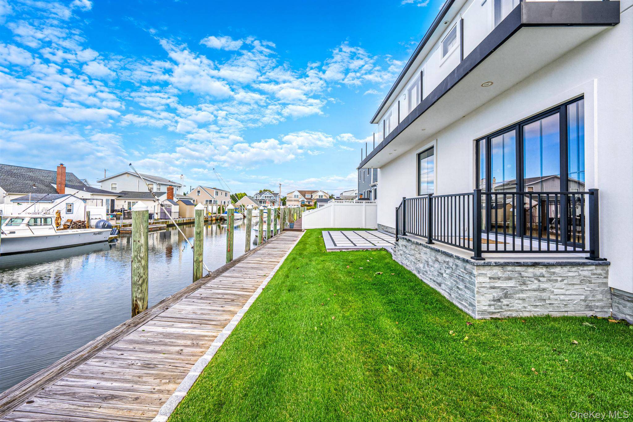 24 Midway ST, Babylon, NY 11702