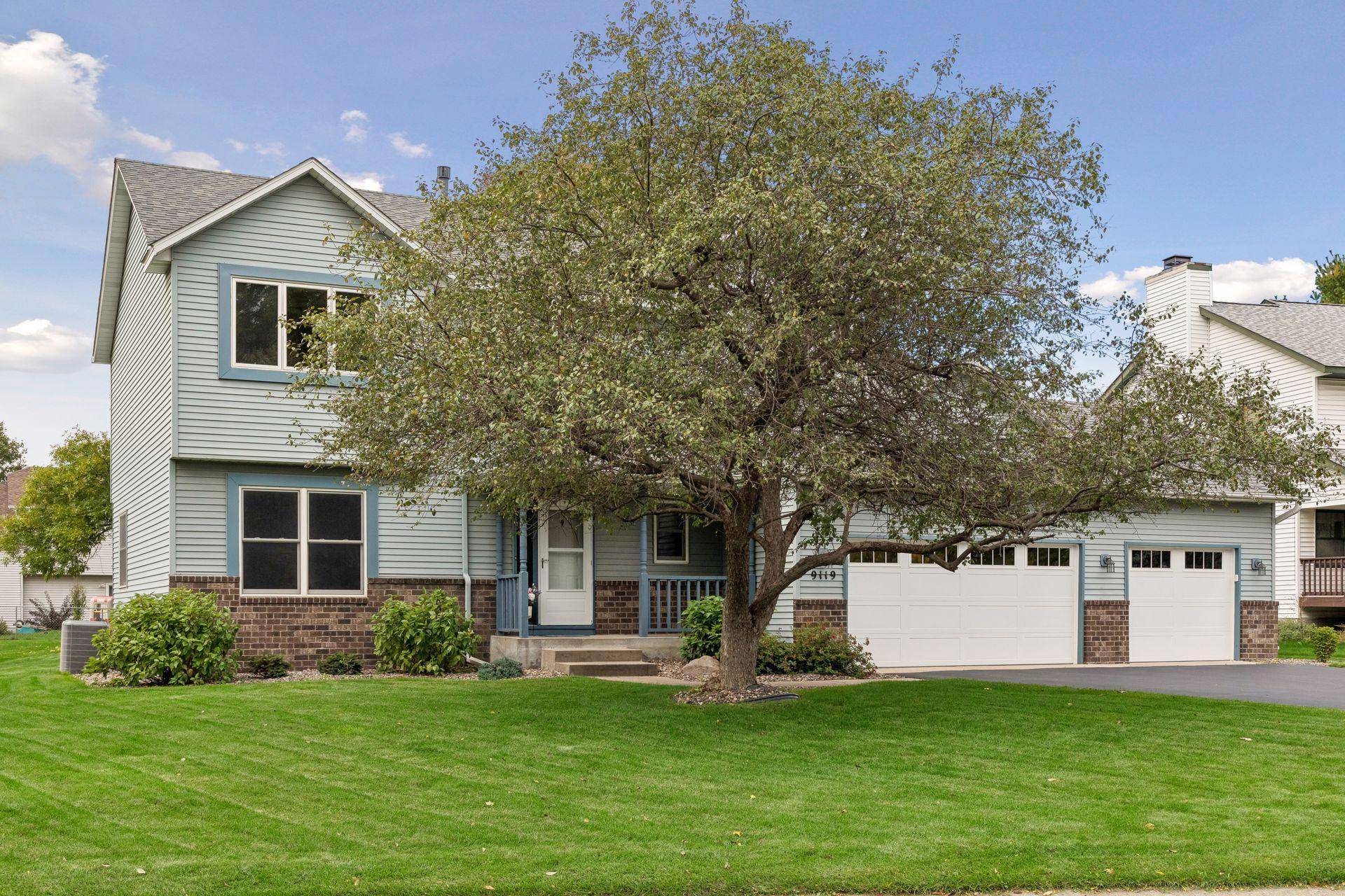 9119 Nantwick RDG, Brooklyn Park, MN 55443