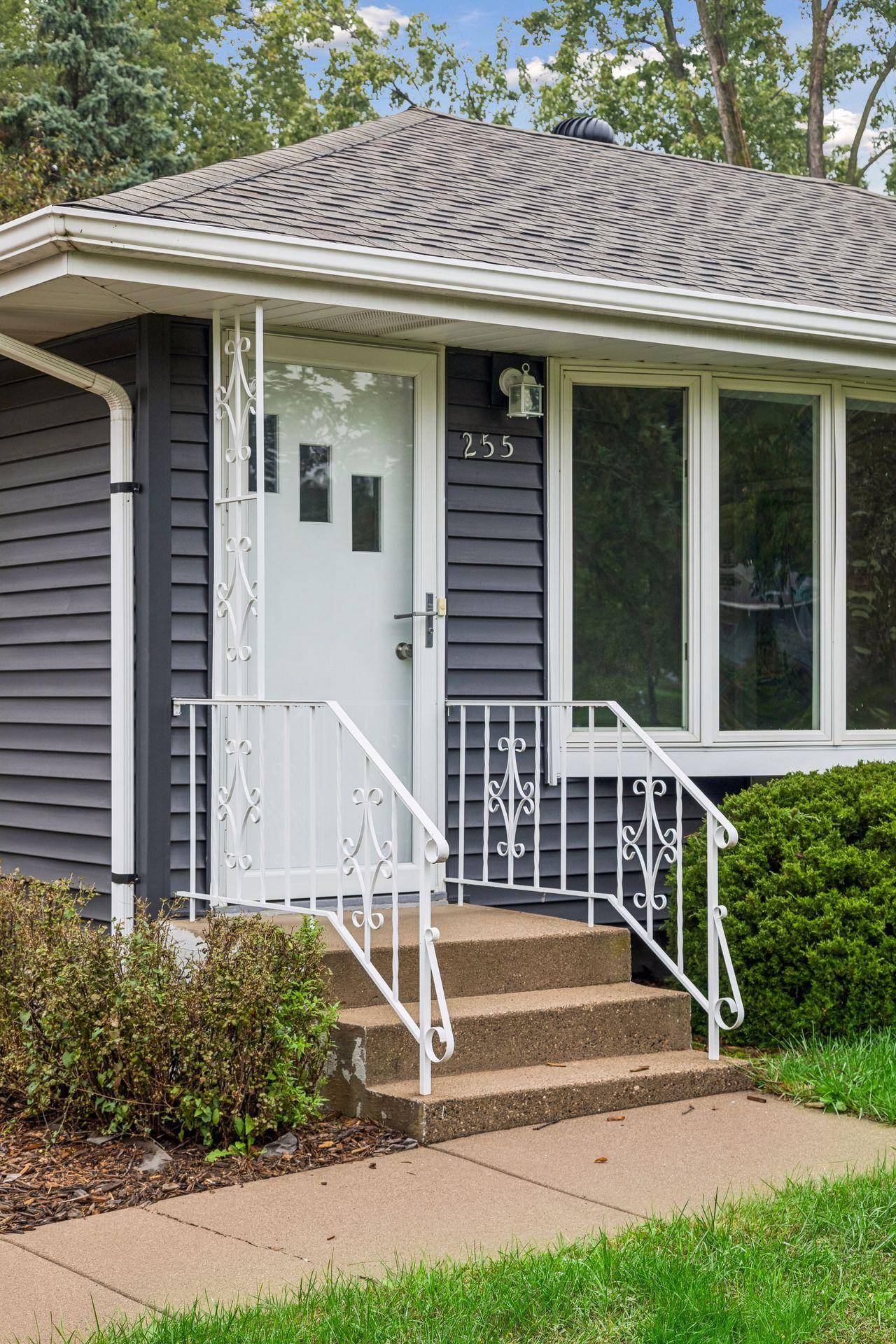 255 County Road C2 W, Roseville, MN 55113