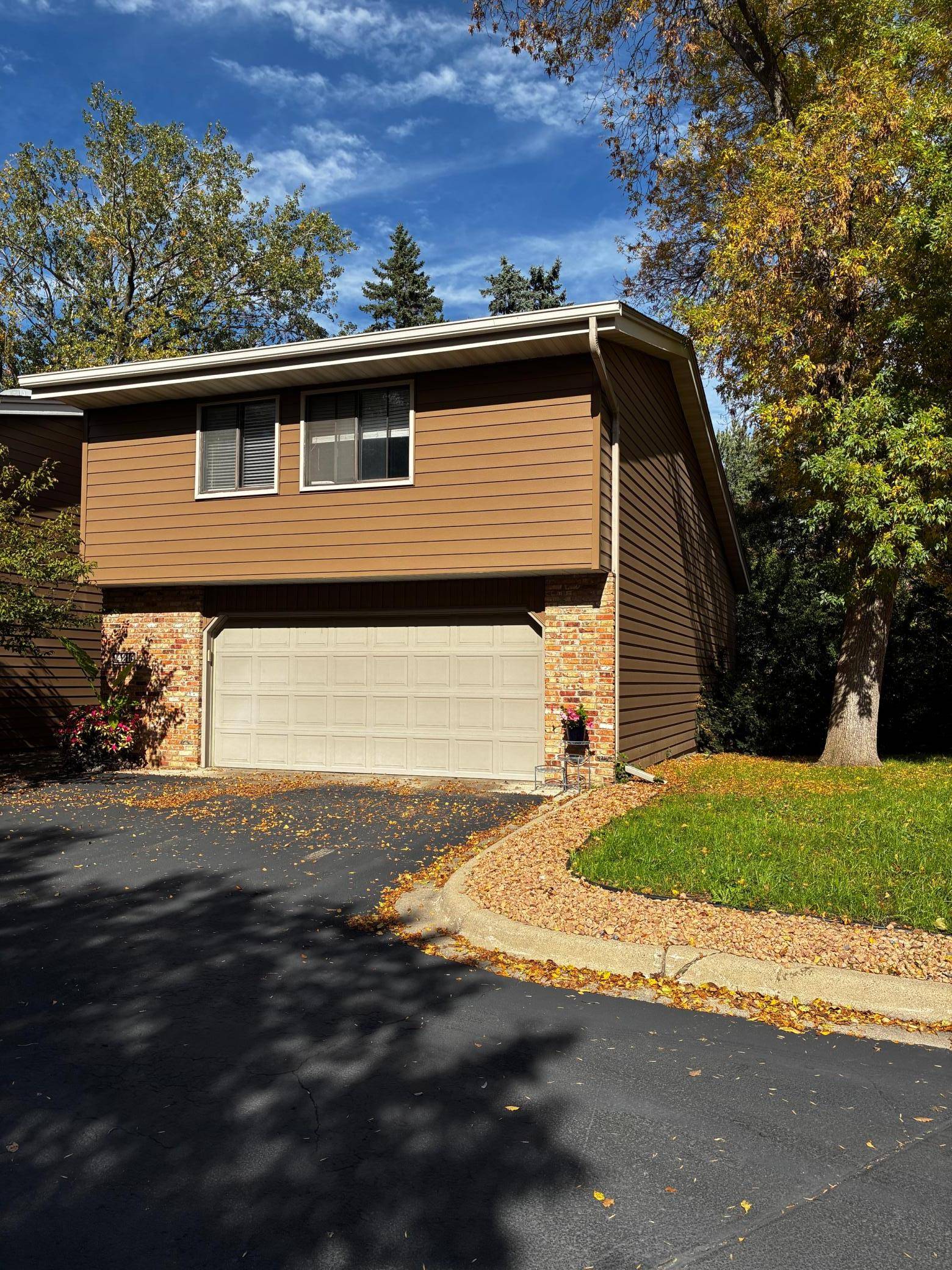 14216 Chestnut DR, Eden Prairie, MN 55347