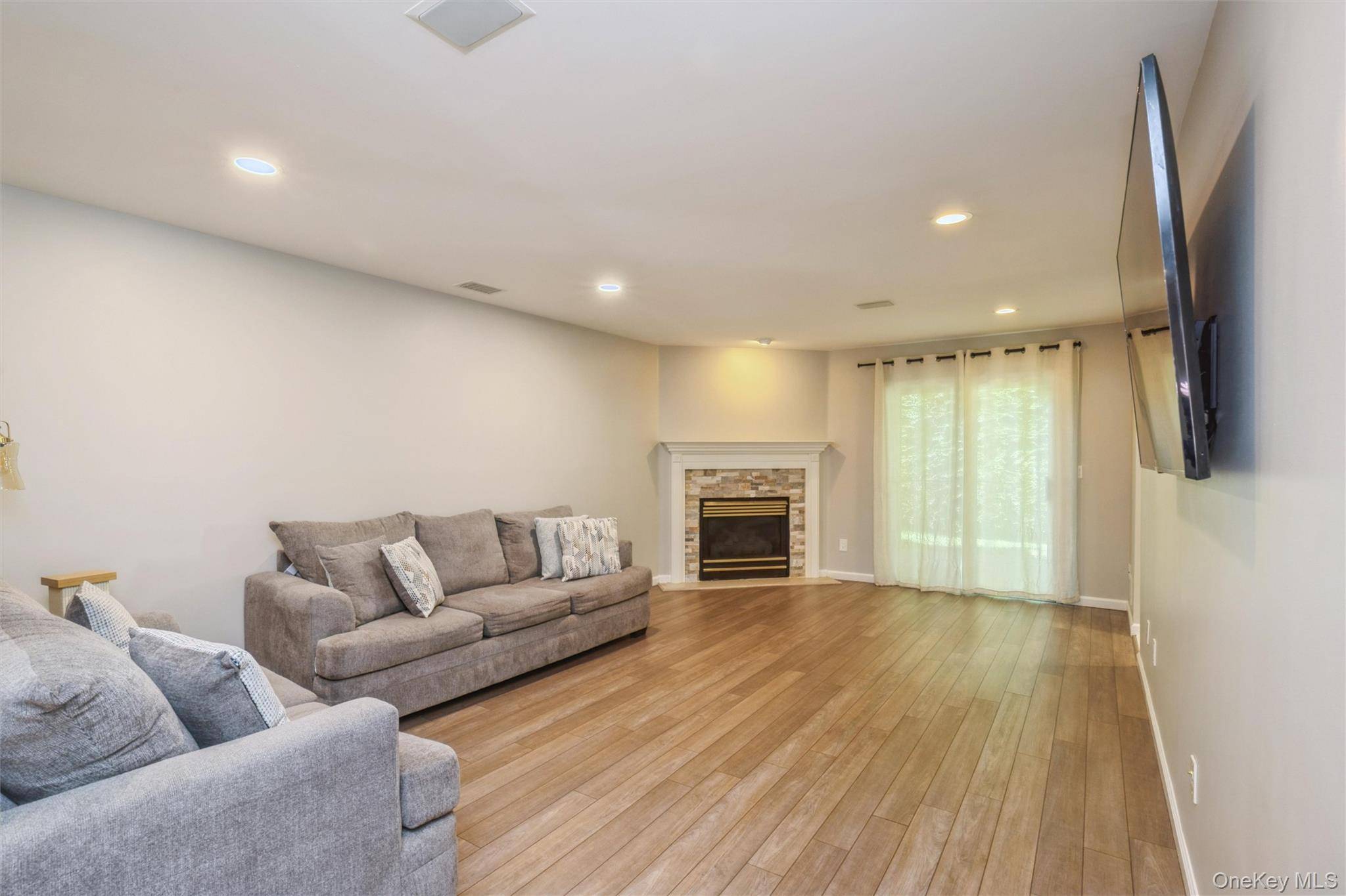 3 Plantation DR, Hauppauge, NY 11788