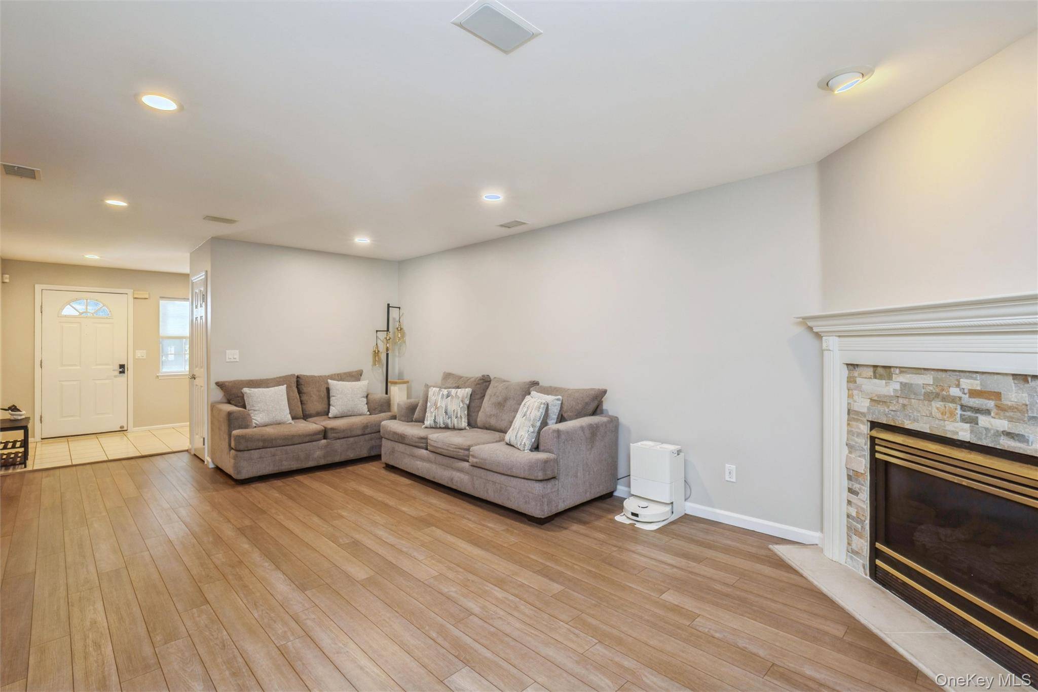 3 Plantation DR, Hauppauge, NY 11788