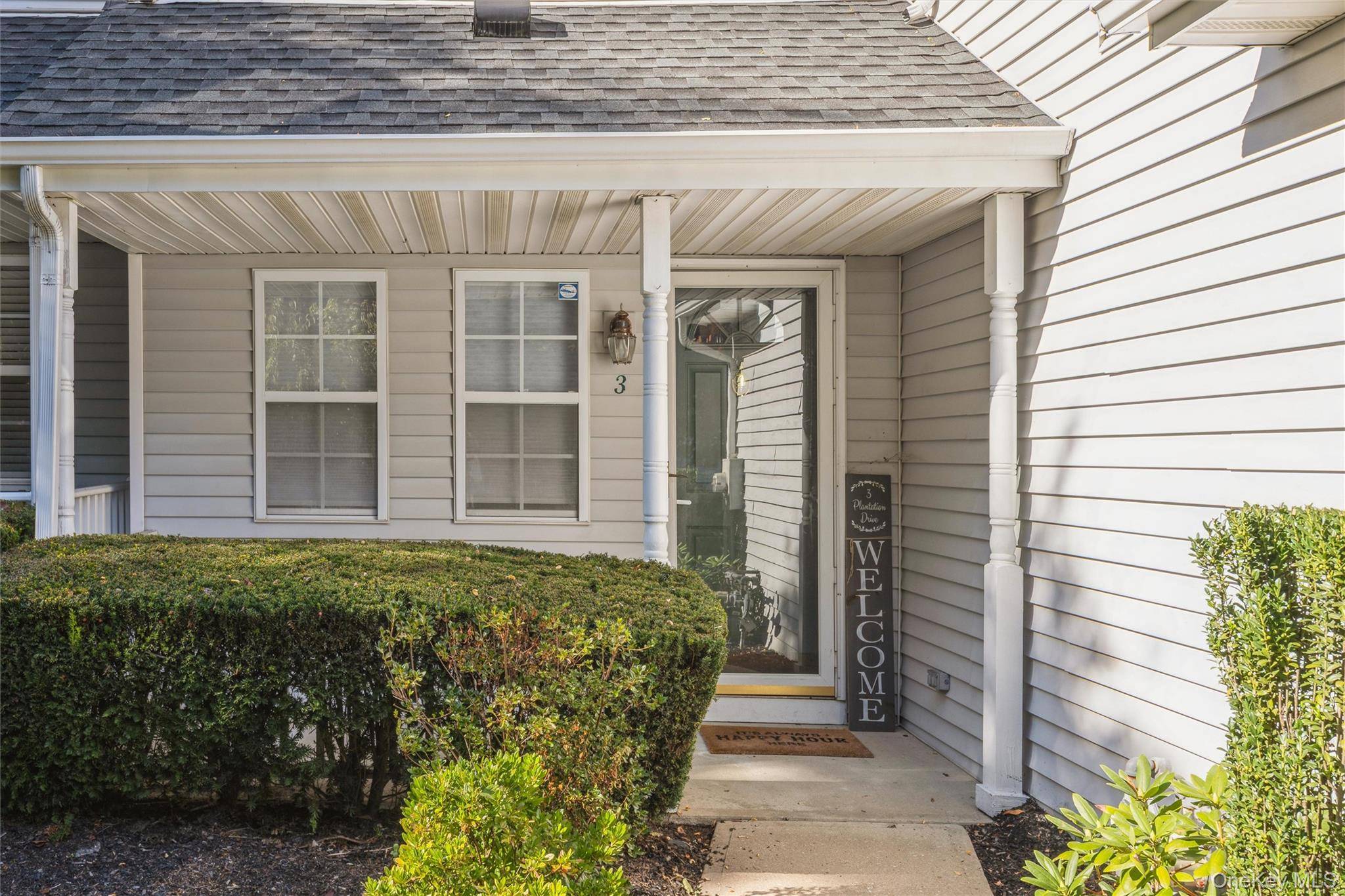 3 Plantation DR, Hauppauge, NY 11788