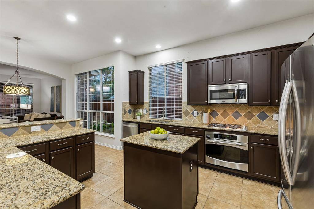 1061 Noble Avenue, Lantana, TX 76226