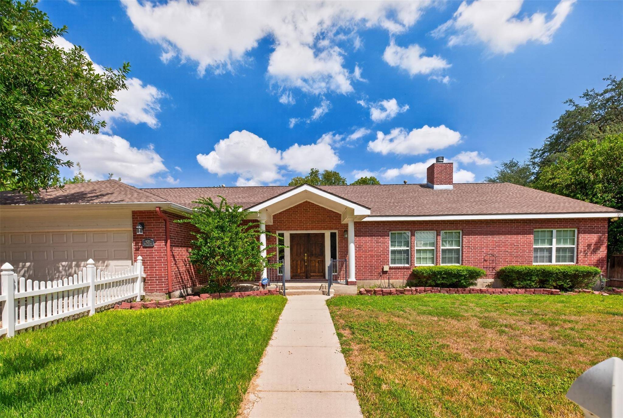 421 W Market ST, Lockhart, TX 78644