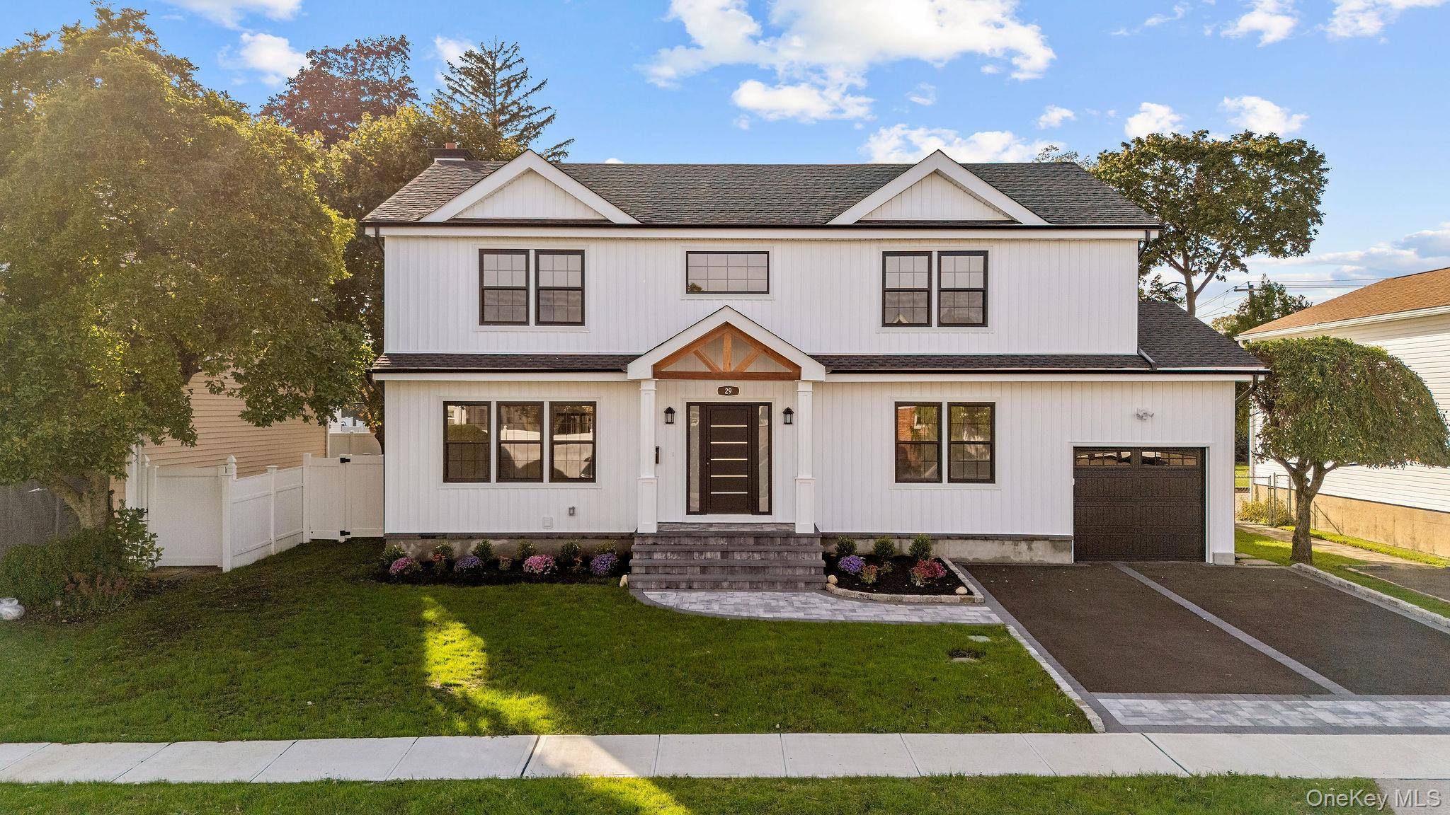 29 Melanie LN, Syosset, NY 11791