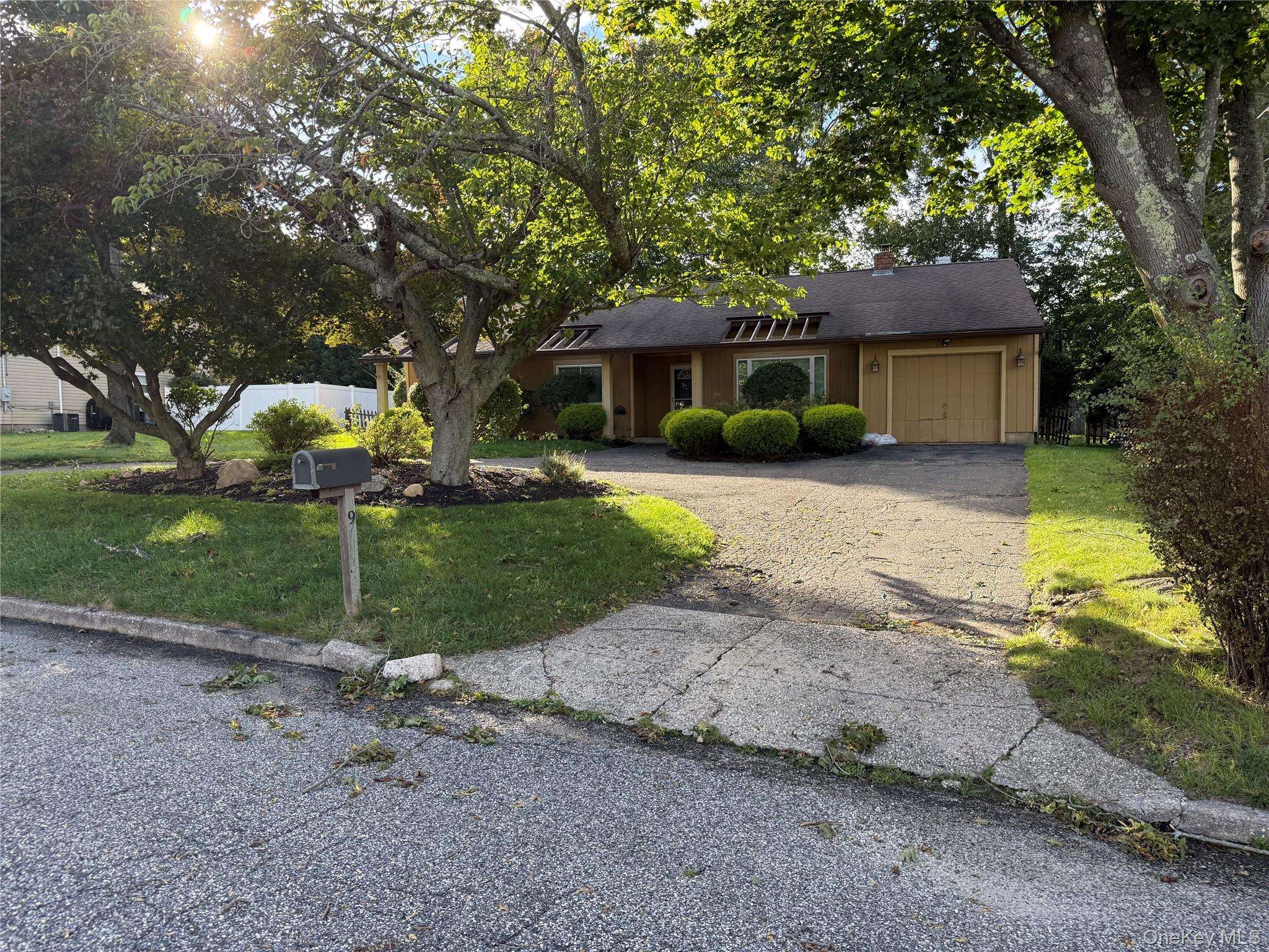 9 Stratford RD, Miller Place, NY 11764