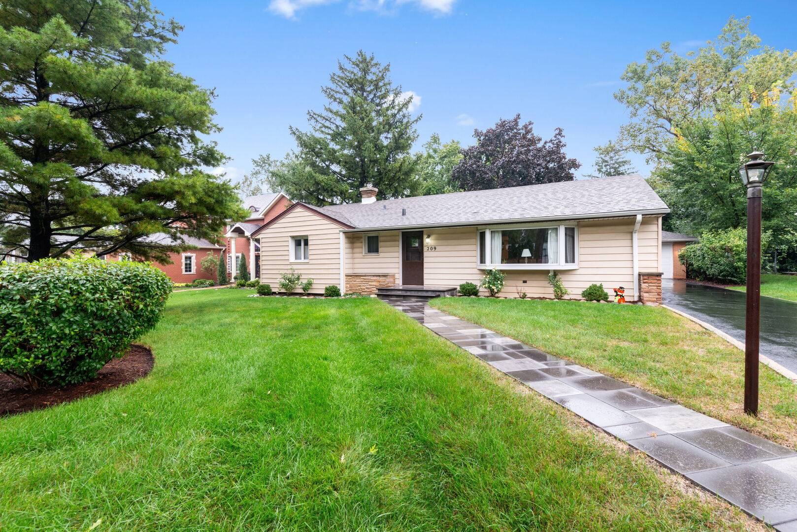 209 N Richmond AVE, Clarendon Hills, IL 60514