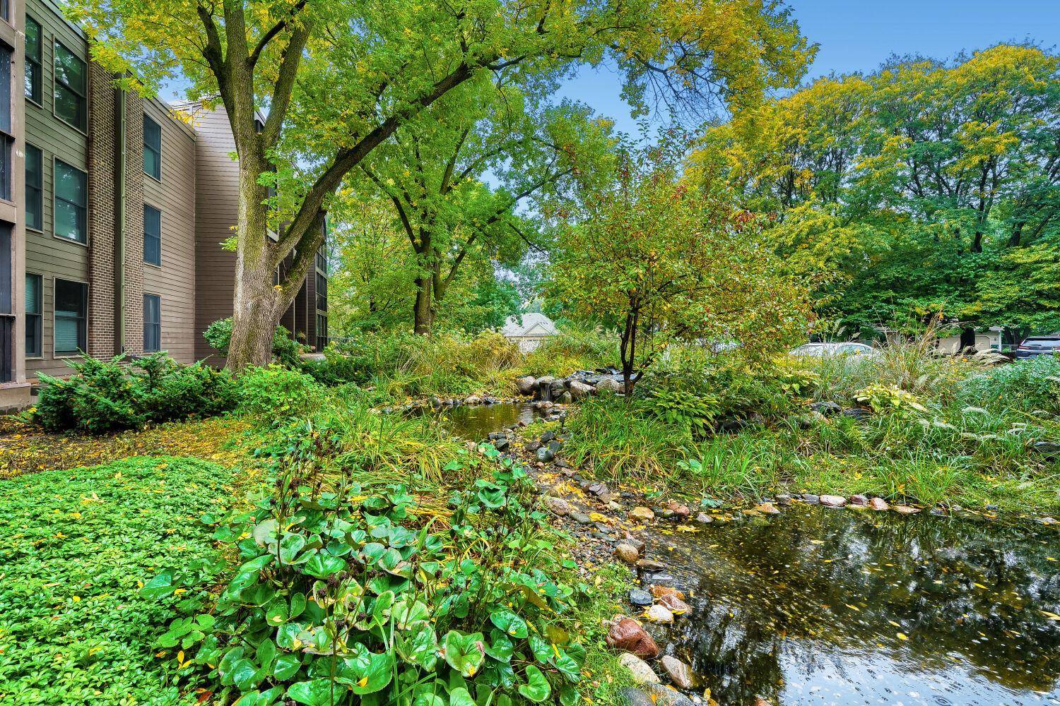 8441 Irwin RD #106, Bloomington, MN 55437