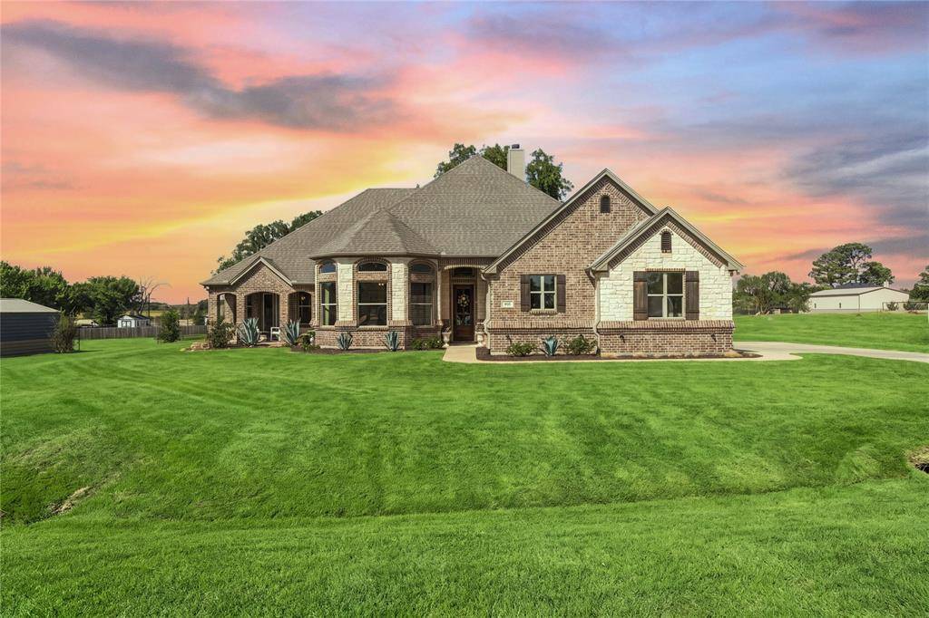 111 Eagle Point N, Azle, TX 76020