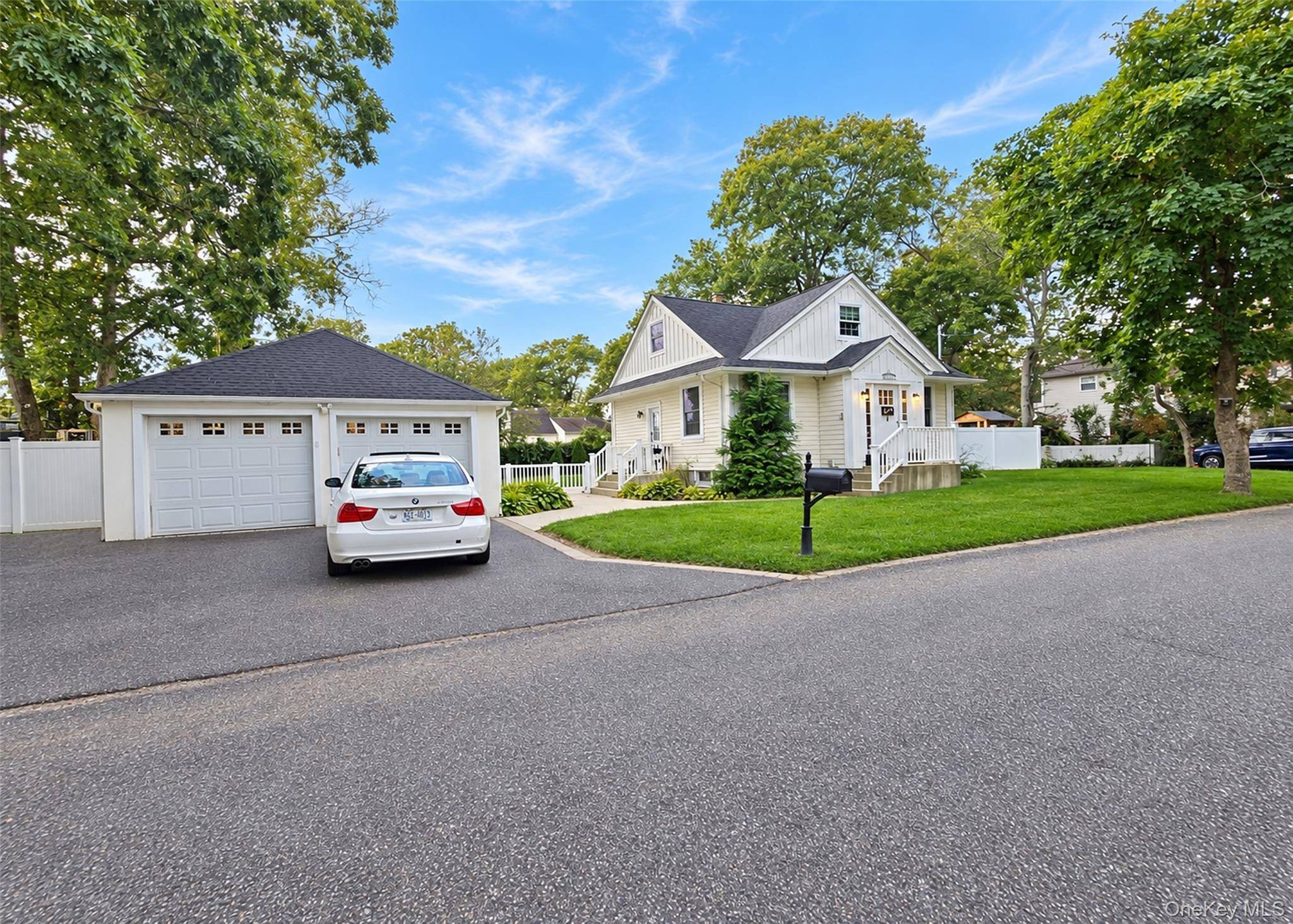 124 Bradford AVE, Holbrook, NY 11741