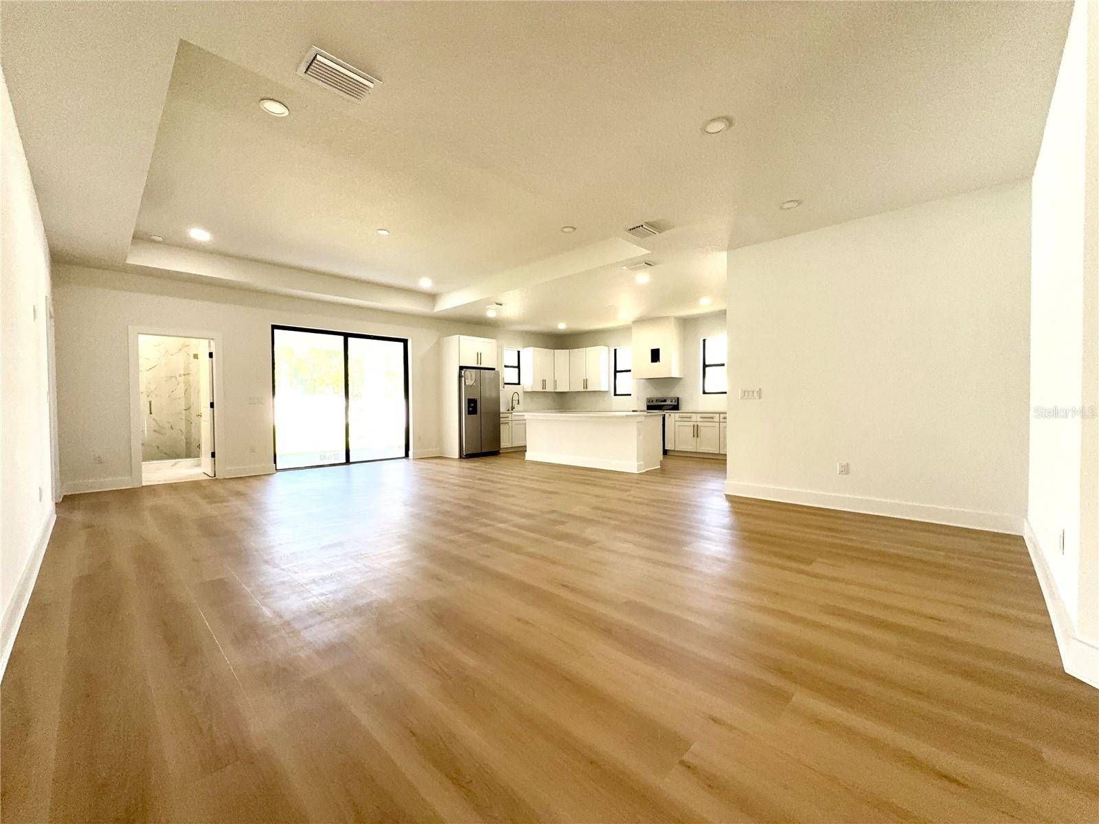 707 W COUNTRY CLUB DR, Tampa, FL 33612