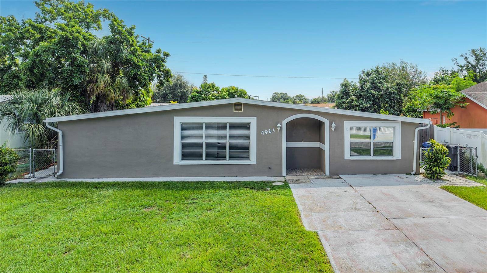 4923 CRESTHILL DR, Tampa, FL 33615